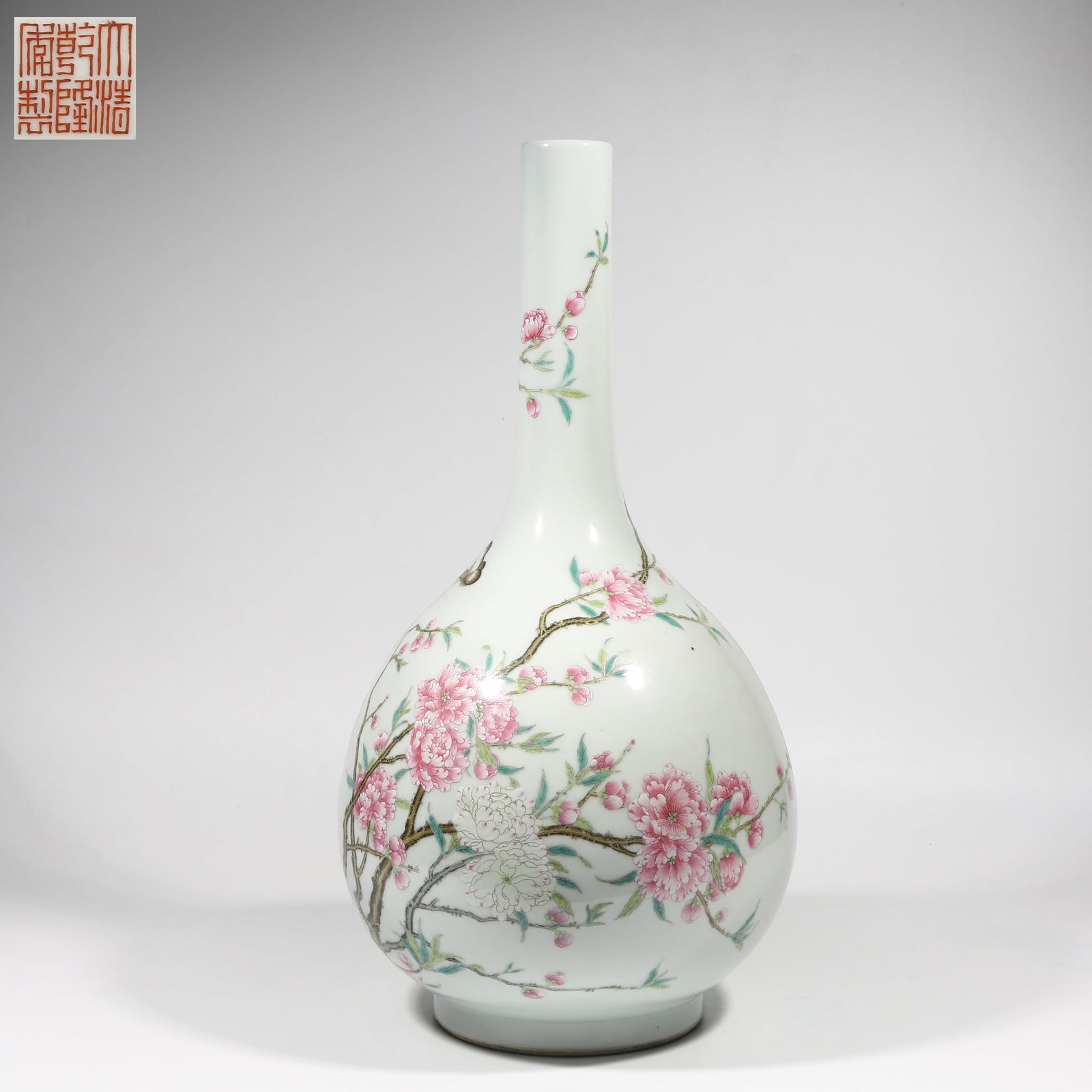 A FAMILLE ROSE FLOWER AND BUTTERFLY PATTERN LONG-NECK VASE: Famille Rose Flower and Butterfly Pattern Long-neck Vase