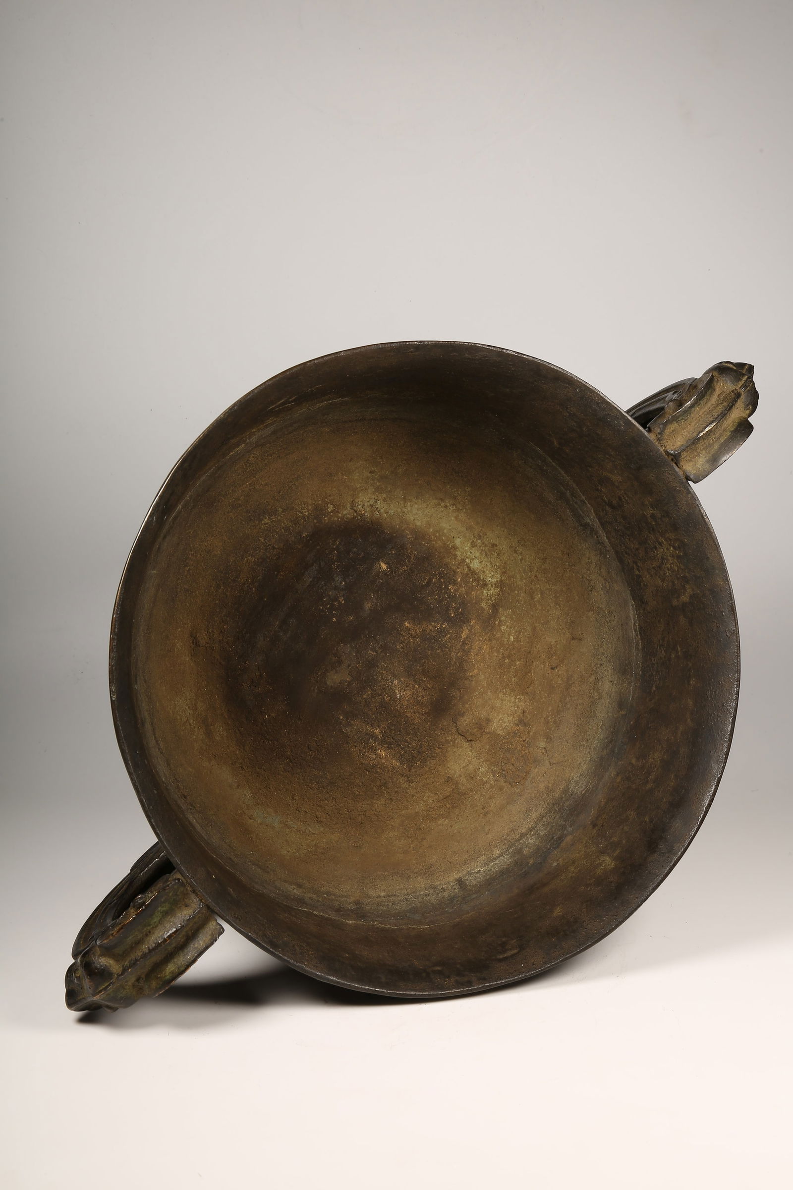 A BRONZE GUI VESSEL - 10