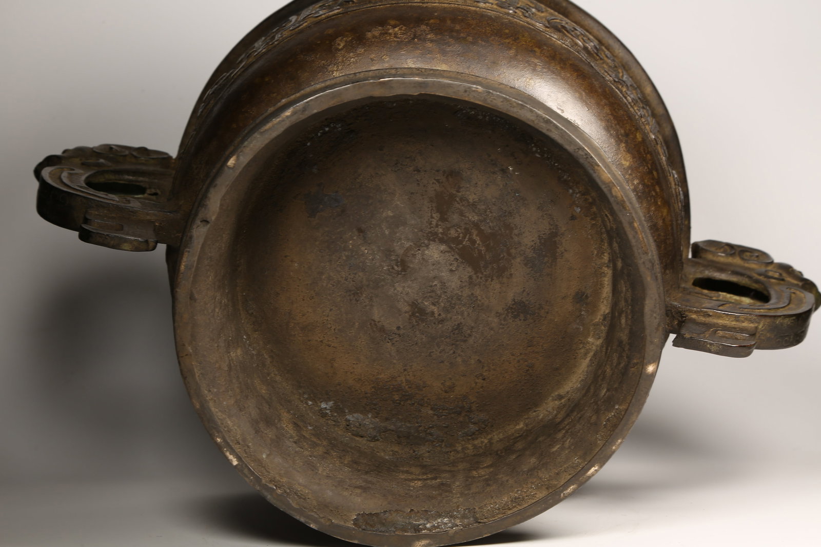 A BRONZE GUI VESSEL - 11