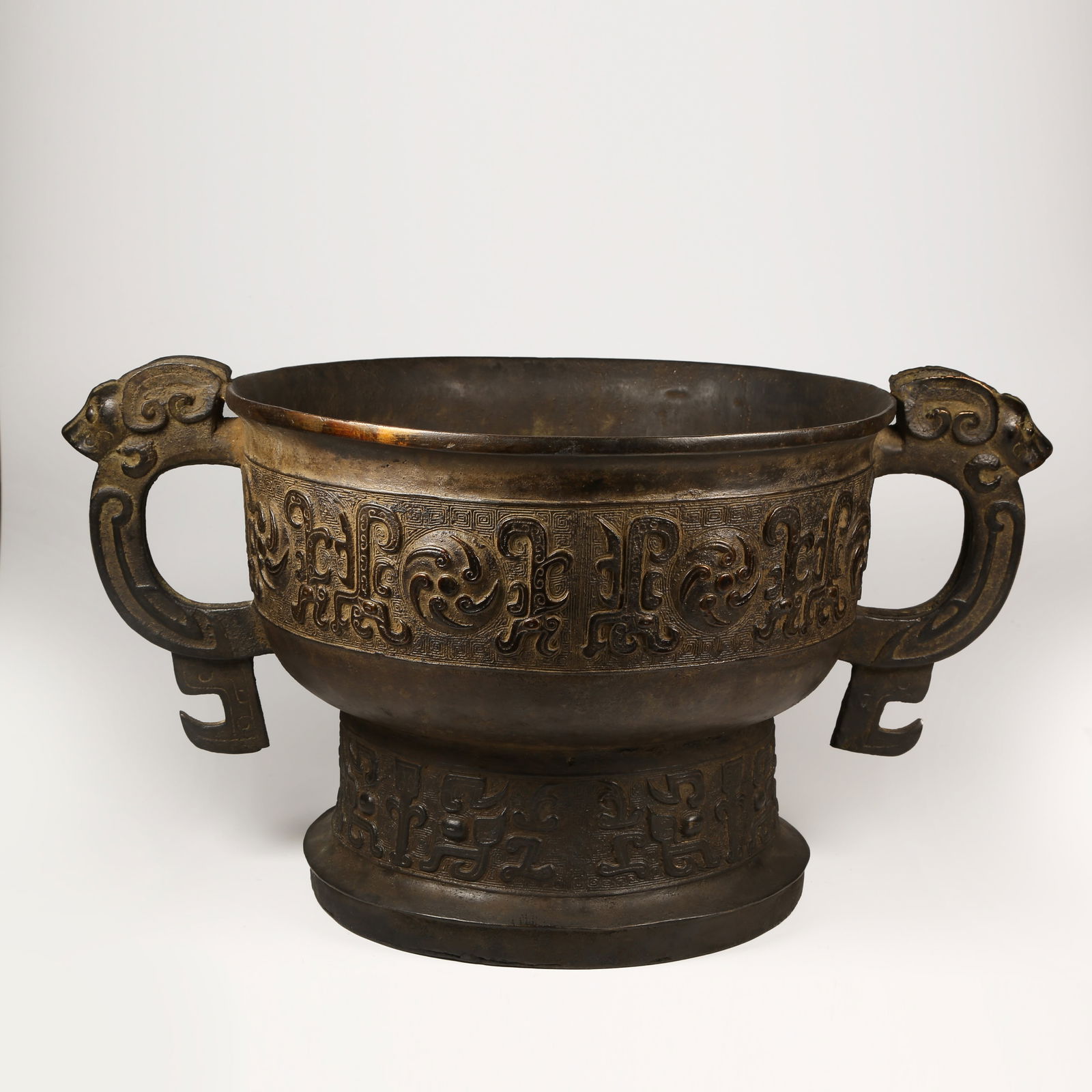 A BRONZE GUI VESSEL: Bronze Gui Vessel