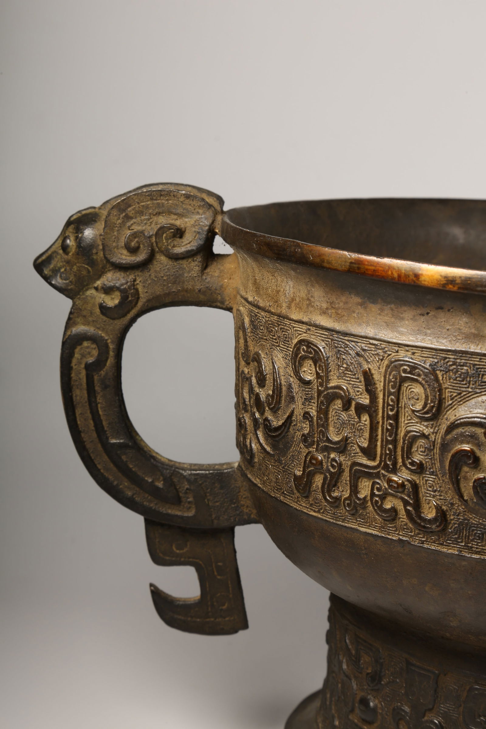 A BRONZE GUI VESSEL - 2