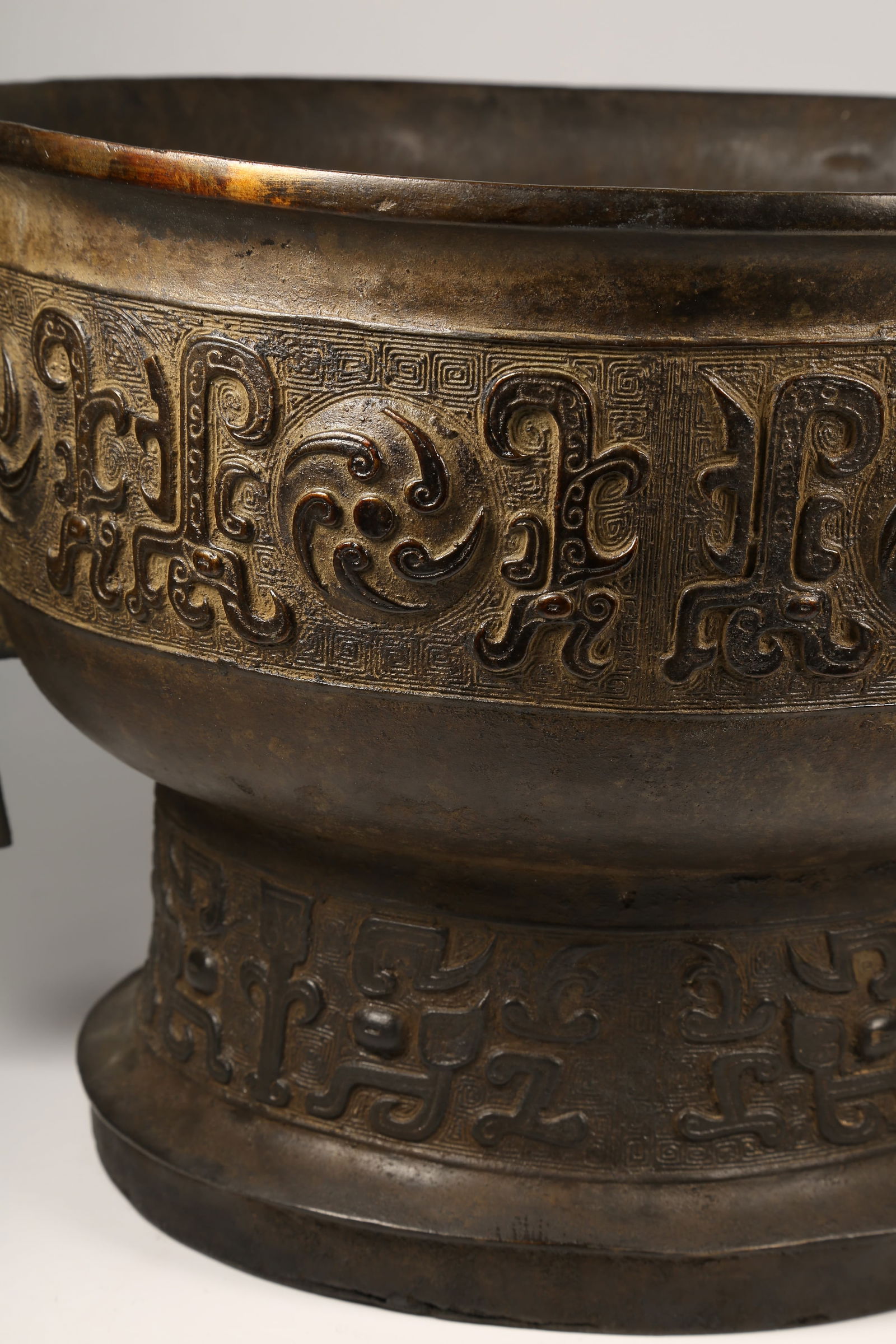 A BRONZE GUI VESSEL - 3