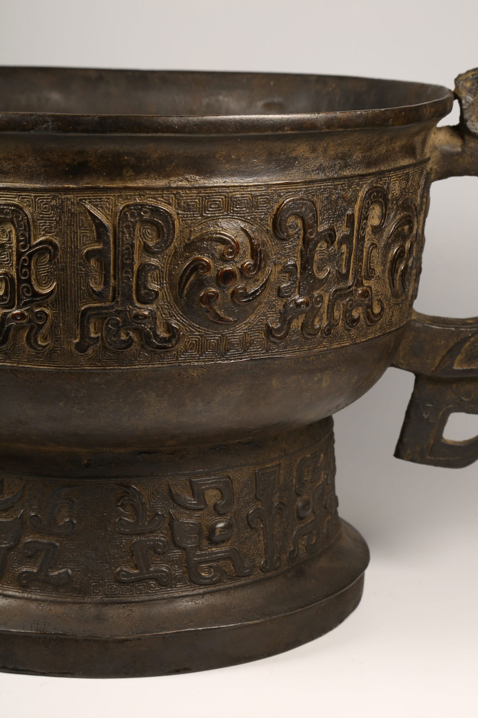 A BRONZE GUI VESSEL - 4