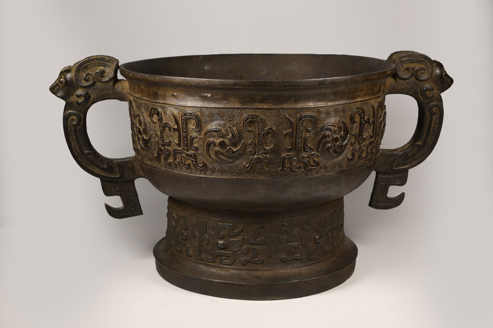 A BRONZE GUI VESSEL - 8
