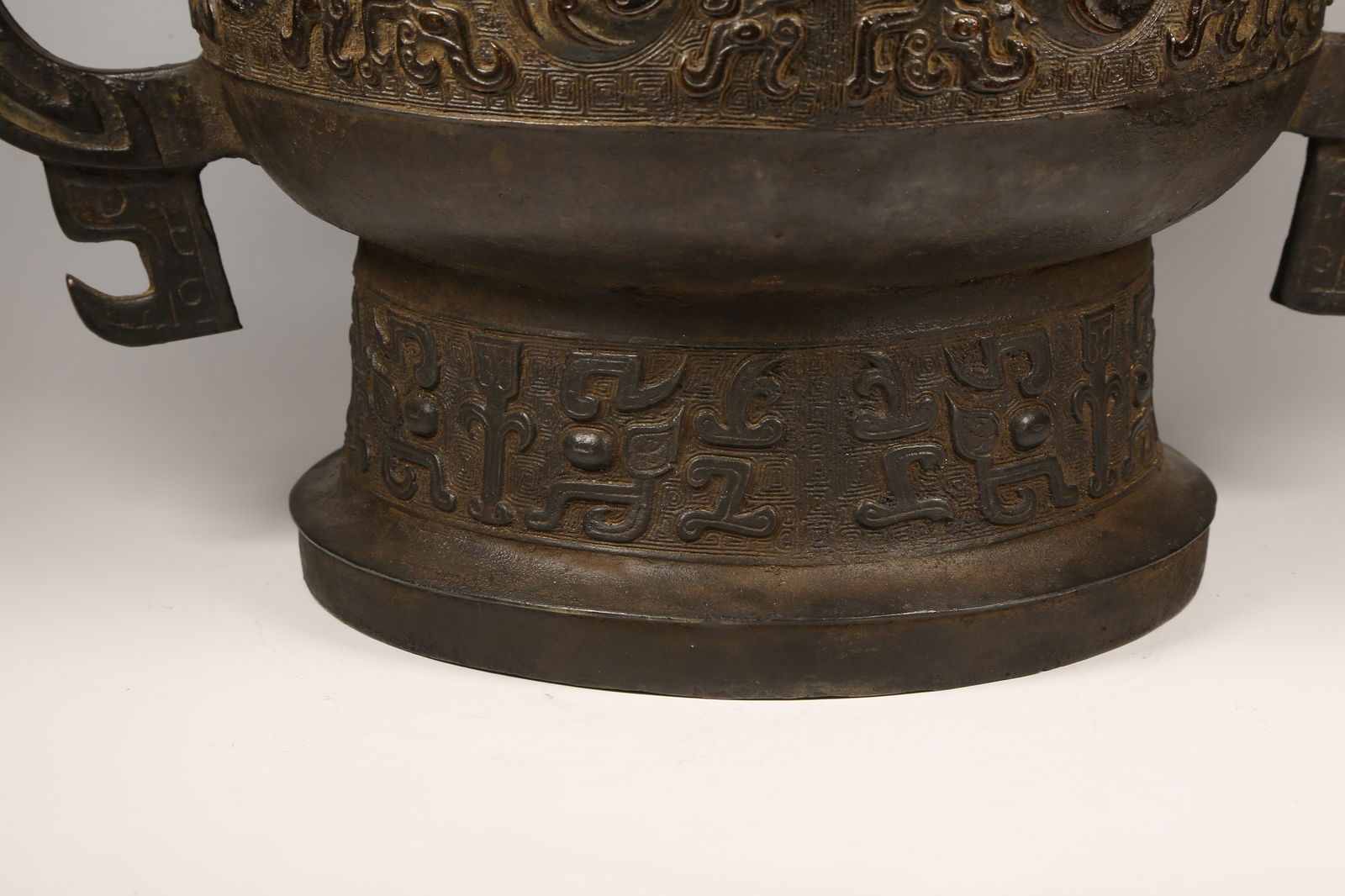 A BRONZE GUI VESSEL - 9