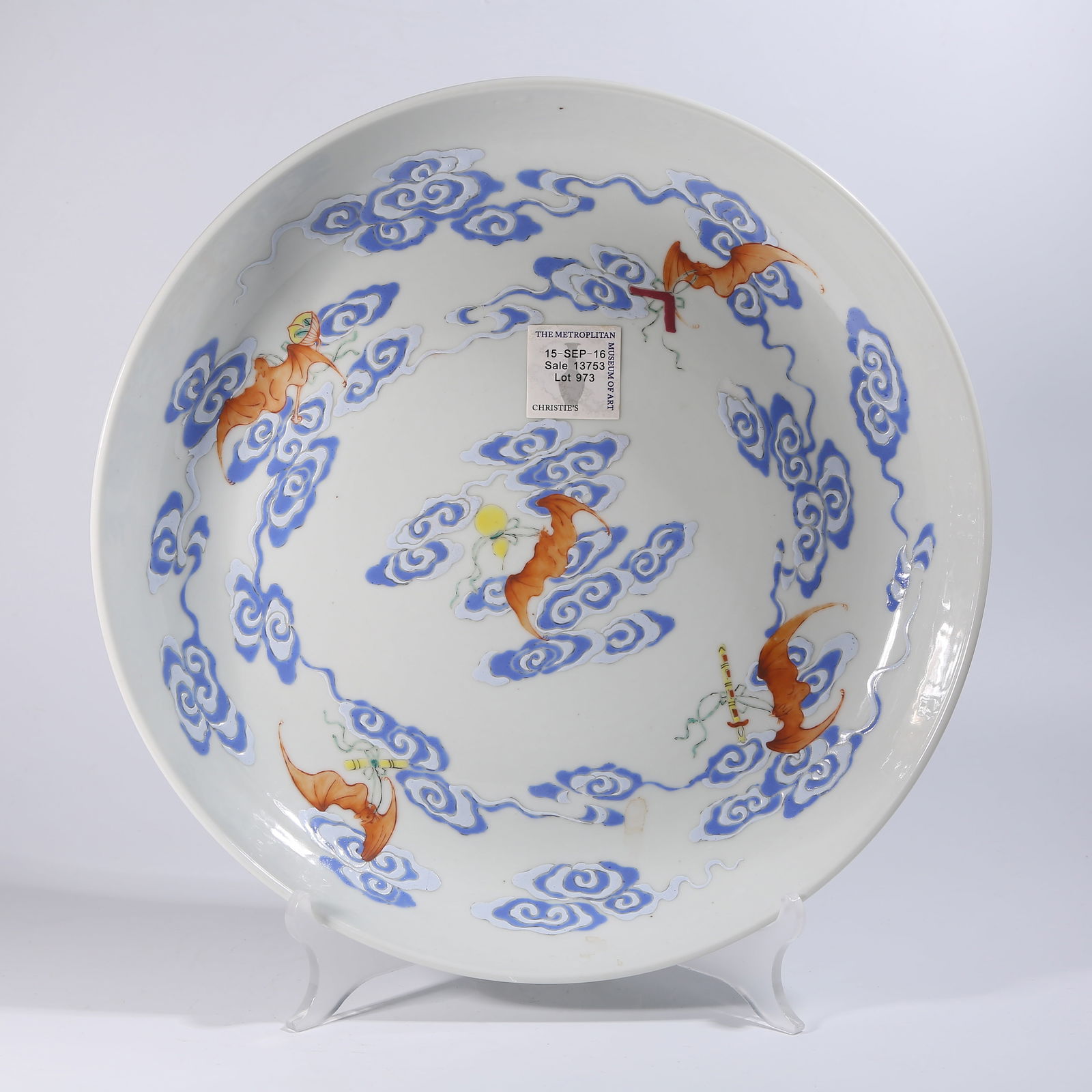 A BLUE-AND-WHITE "FIVE BLESSINGS HOLDING LONGEVITY" PLATE: Blue-and-white "Five Blessings Holding Longevity" plate