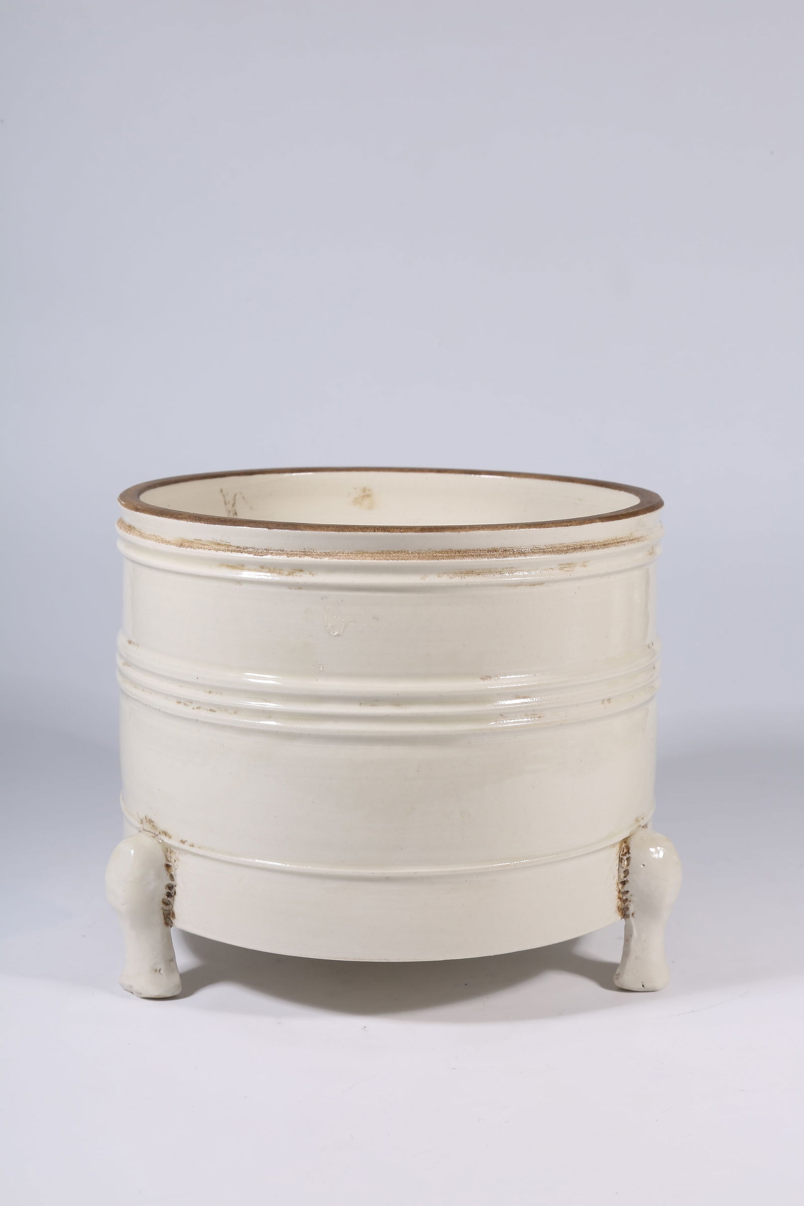 A STRING-PATTERNED TRIPOD CENSER - 2