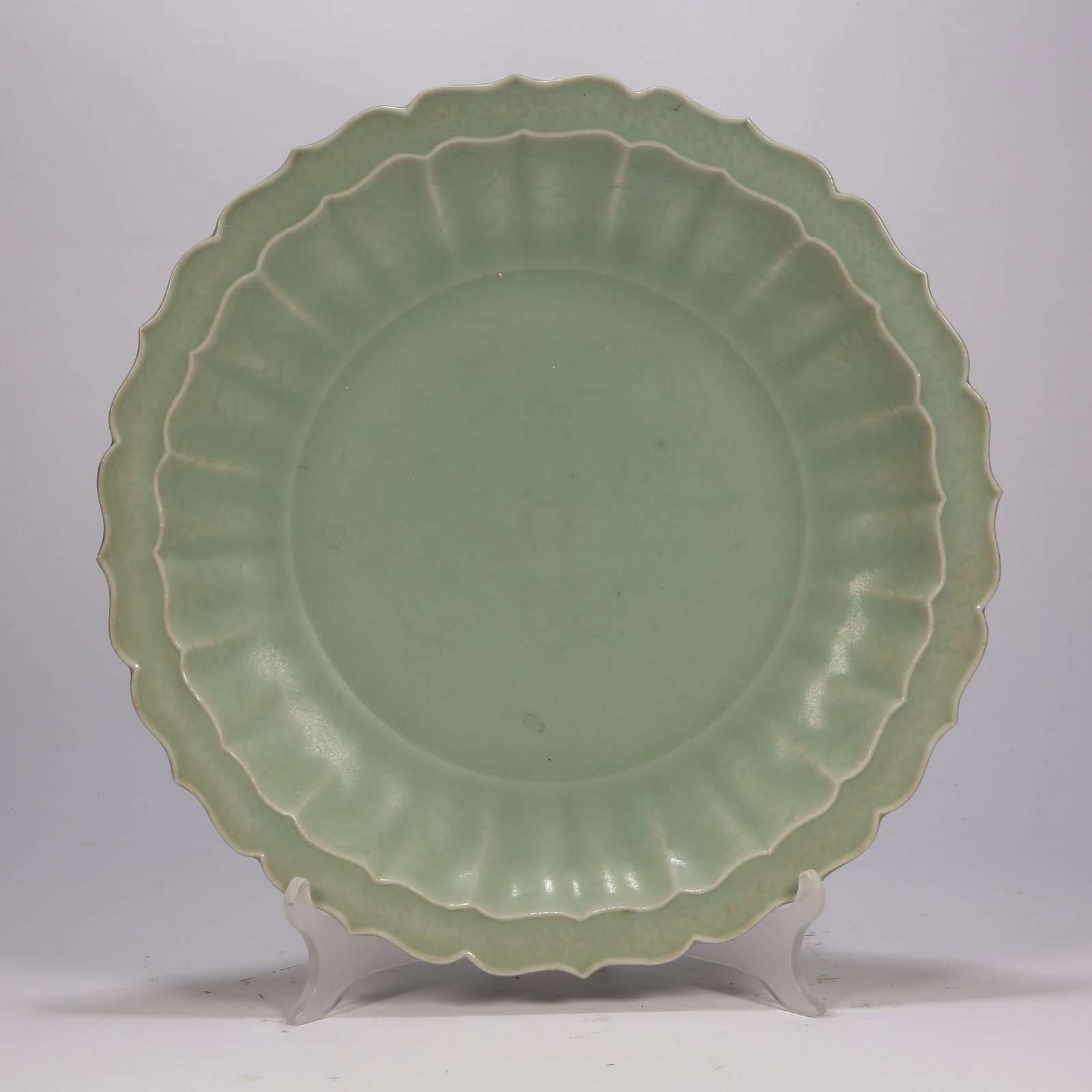 A LONGQUAN WARE FOLDED-RIM FLORAL DISH: Longquan ware folded-rim floral dish