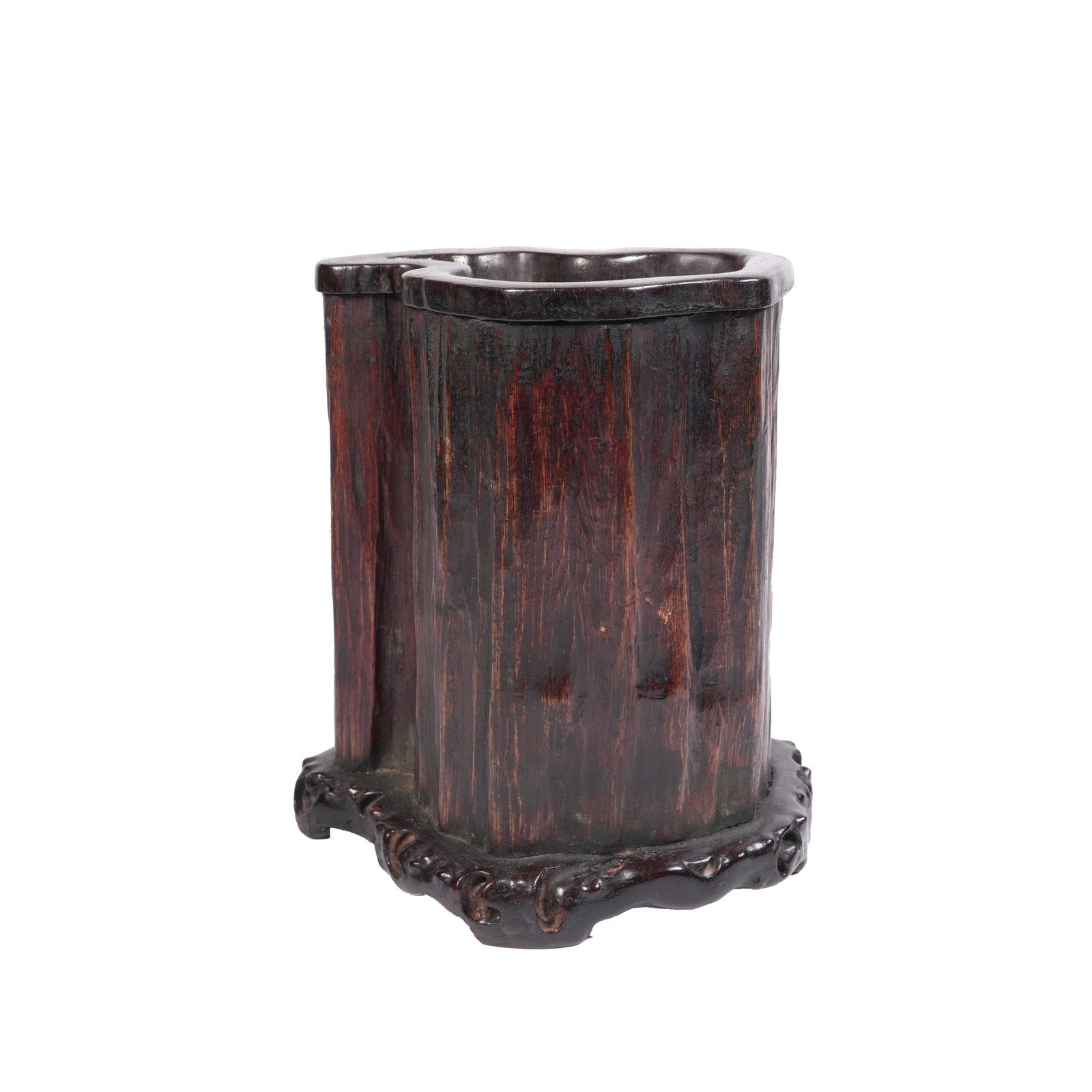 NATURAL-SHAPED QINAN AGARWOOD BRUSH POT, QING DYNASTY: This brush pot is a distinguished scholarly ornament of the Qing Dynasty, naturally carved from supreme agarwood. Shaped like an original tree stump, it boasts an unsophisticated and innate form full 