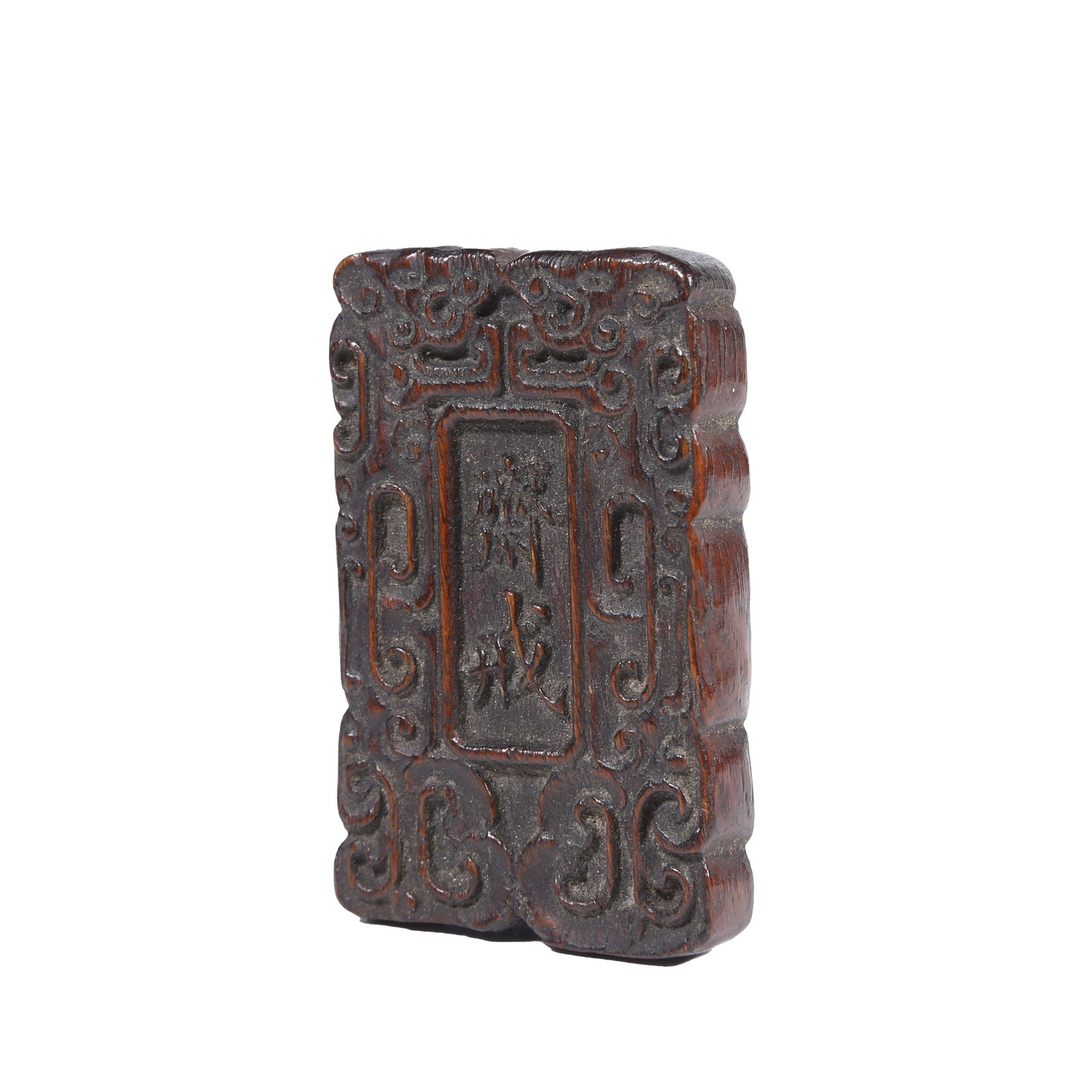 AGARWOOD FAST TABLET CARVED WITH CHI DRAGON PATTERN, QING DYNASTY: This abstinence plaque is an important ritual artifact of the Qing imperial court, crafted from agarwood and fully carved with chi dragon patterns. The Chinese characters for Abstinence are inscribed 