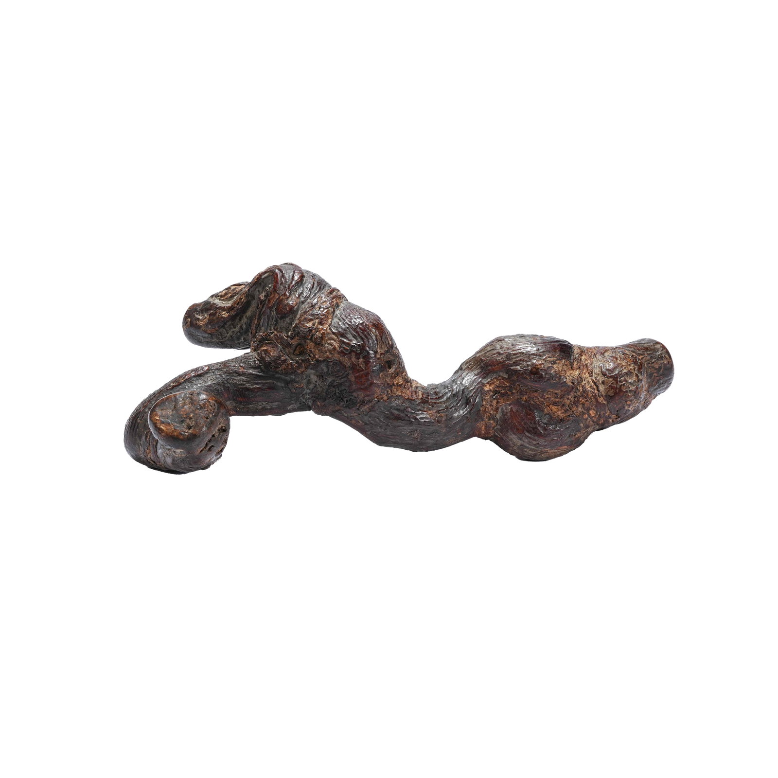 NATURAL-SHAPED OLD VINE ROOT BRUSH REST, QING DYNASTY: This piece is elaborately trimmed from aged natural vine root. Shaped following its twisted knots and bulges, it forms a naturally curved rest for writing brushes with vigorous primitive lines of unad