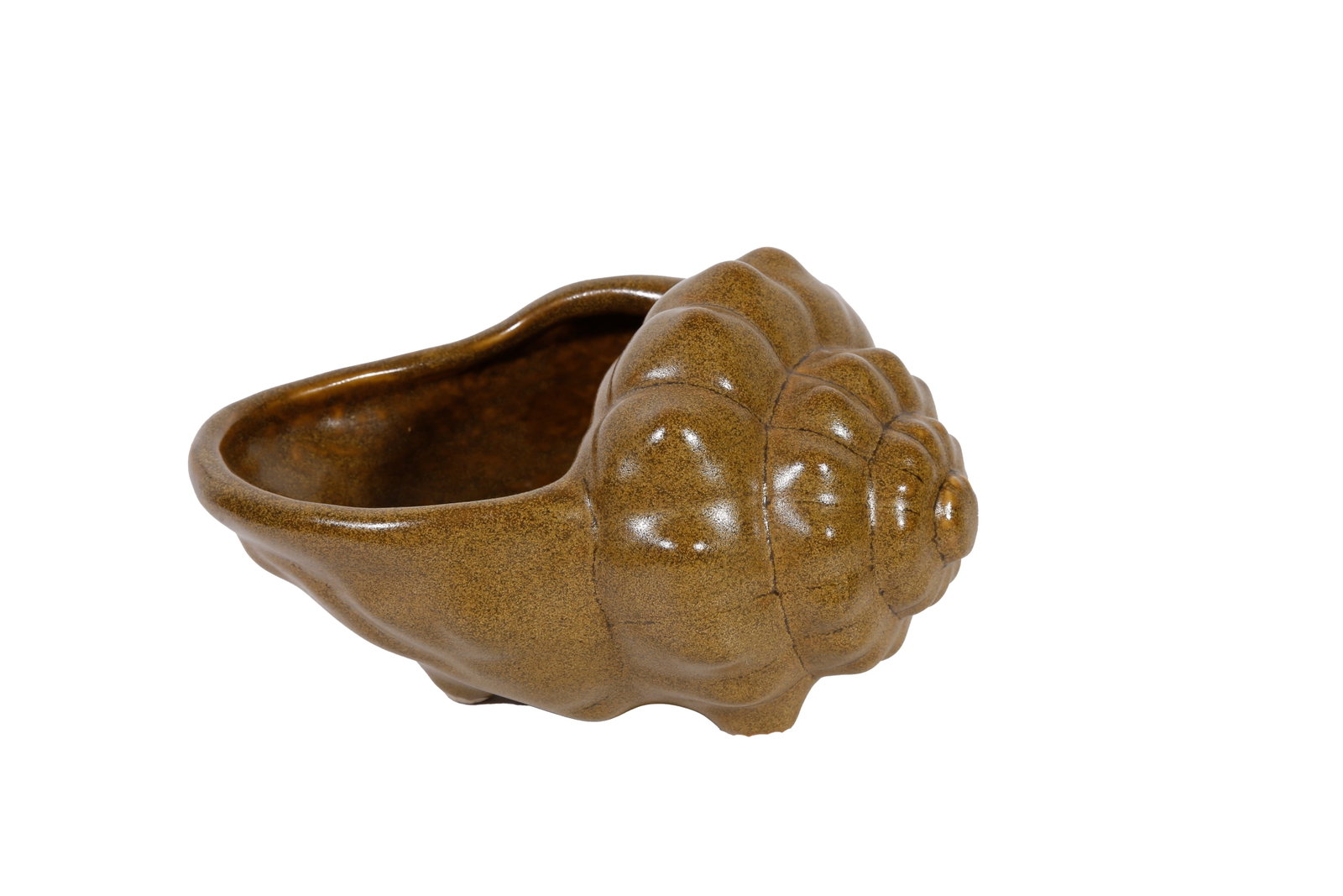 TEA-DUST GLAZE CONCH-SHAPED WATER DROPPER, YONGZHENG PERIOD QING DYNASTY: This conch-shaped water dropper was fired in the imperial kiln of Jingdezhen during the Yongzheng reign of the Qing Dynasty. Designed in the bionic form of a conch, it boasts smooth natural lines and 
