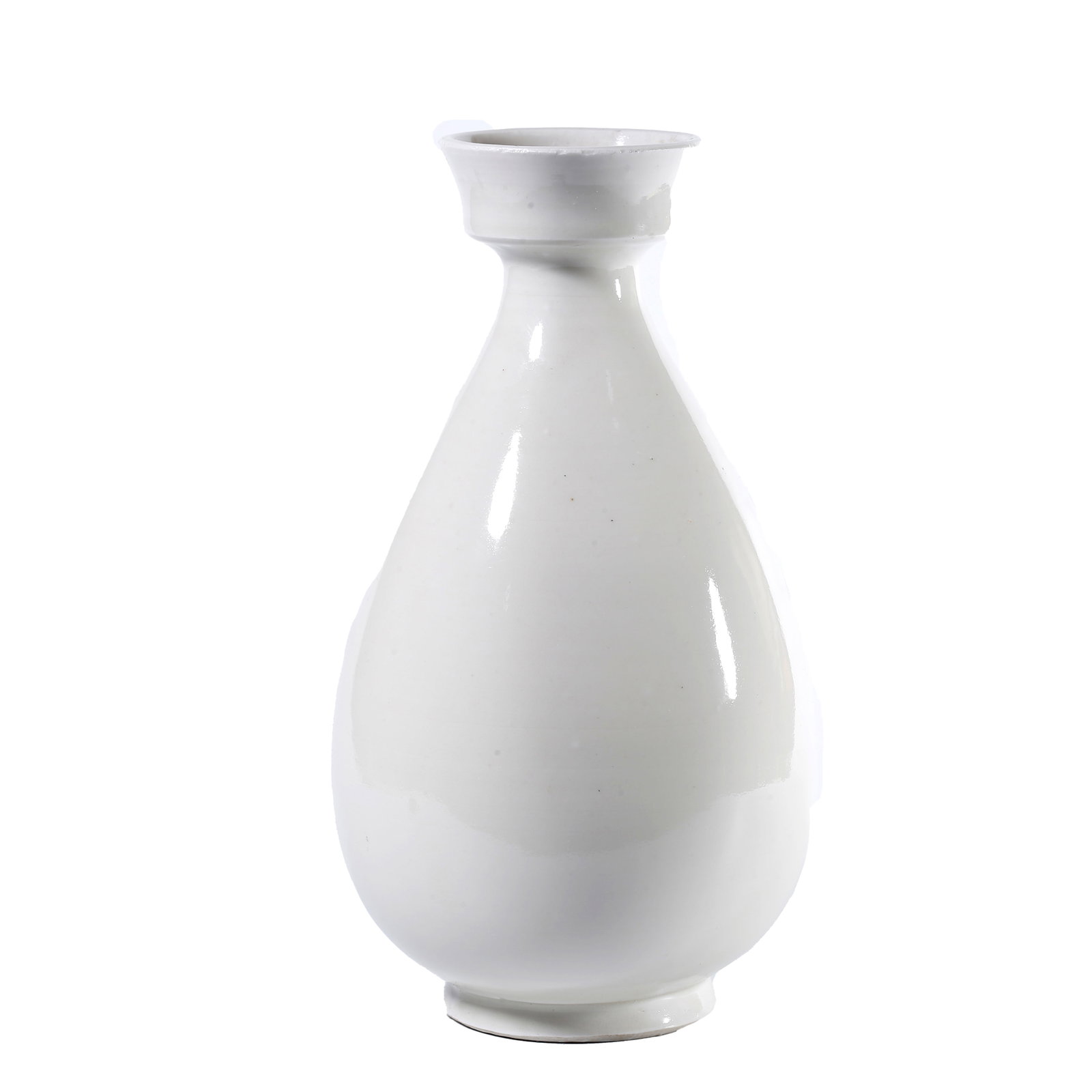 DING KILN WHITE GLAZED WIDE-MOUTH YUHUCHUN VASE, SONG AND JIN DYNASTIES: This white-glazed pear-shaped vase with dish-shaped mouth belongs to Ding Kiln wares of the Song and Jin dynasties. Designed with dish mouth, slender neck, pendulous belly and ring foot, it boasts smo
