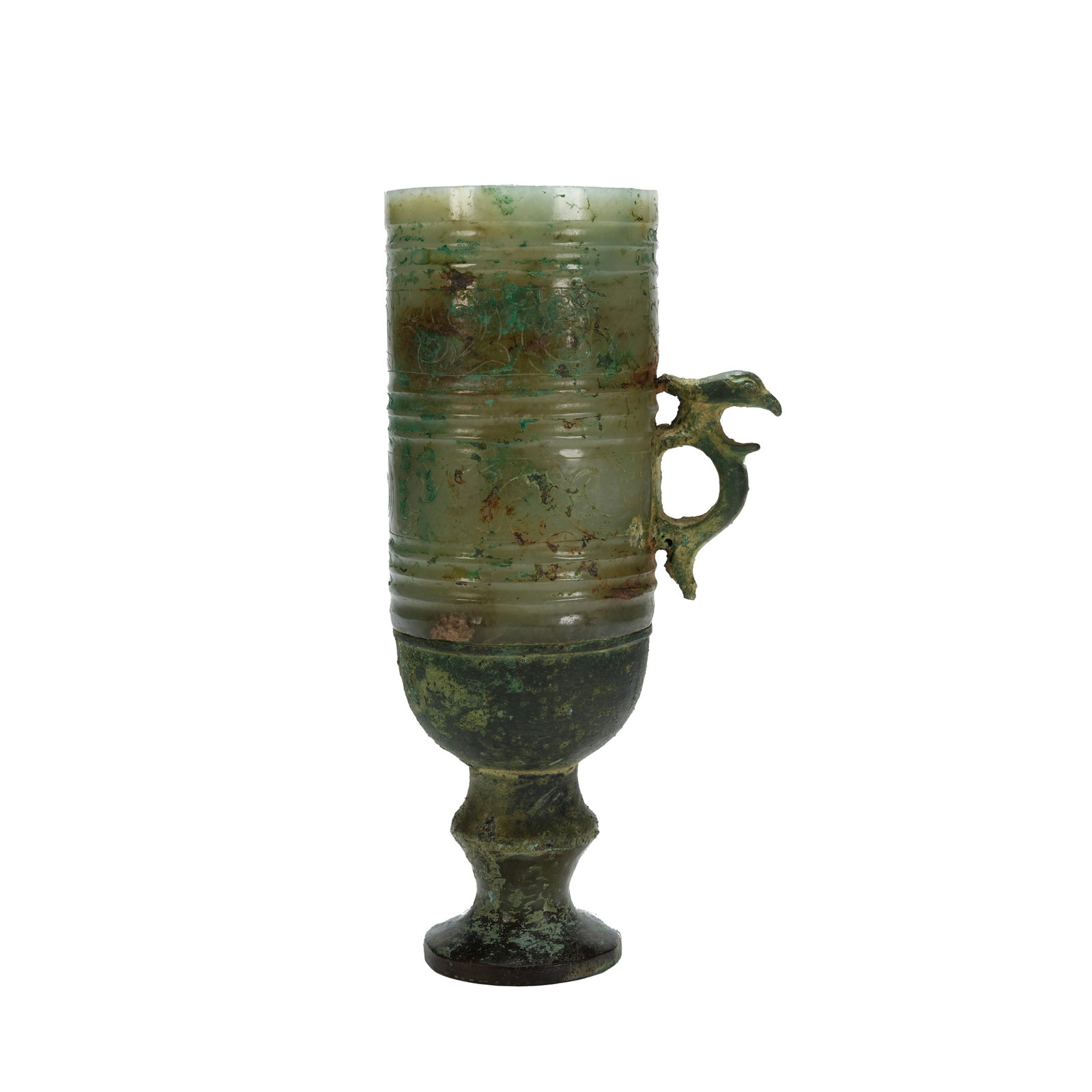JADE STEM CUP WITH PHOENIX-HEAD HANDLE COMBINED WITH BRONZE FITTINGS, HAN DYNASTY: A noble wine vessel of the Han Dynasty, crafted by combining jade and bronze, it represents a typical high-grade wine vessel style of that era. The main body is carved from pale bluish-white jade with