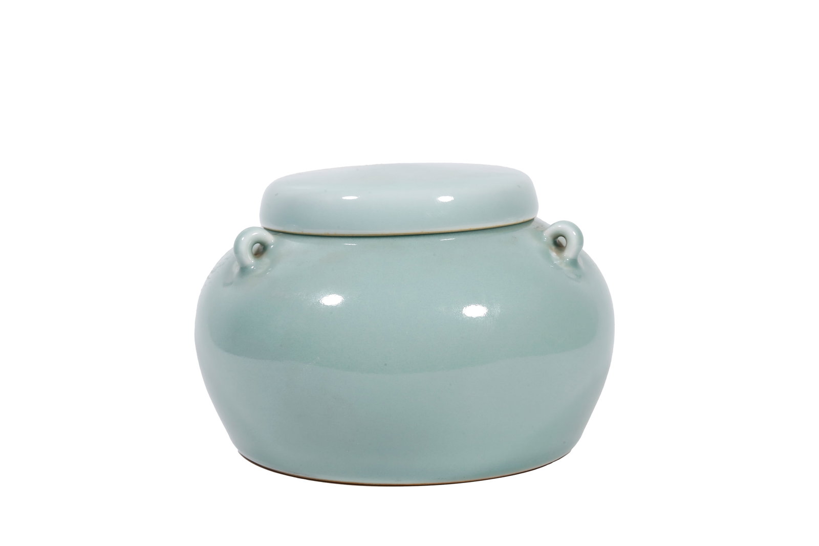 EMERALD GREEN GLAZED THREE-LOOP COVERED JAR MING DYNASTY: This is a emerald green glazed lidded jar with three loops fired by Jingdezhen Imperial Kiln in the Ming Dynasty, representing the pinnacle of monochrome glazed official porcelain of the Ming Dynasty.