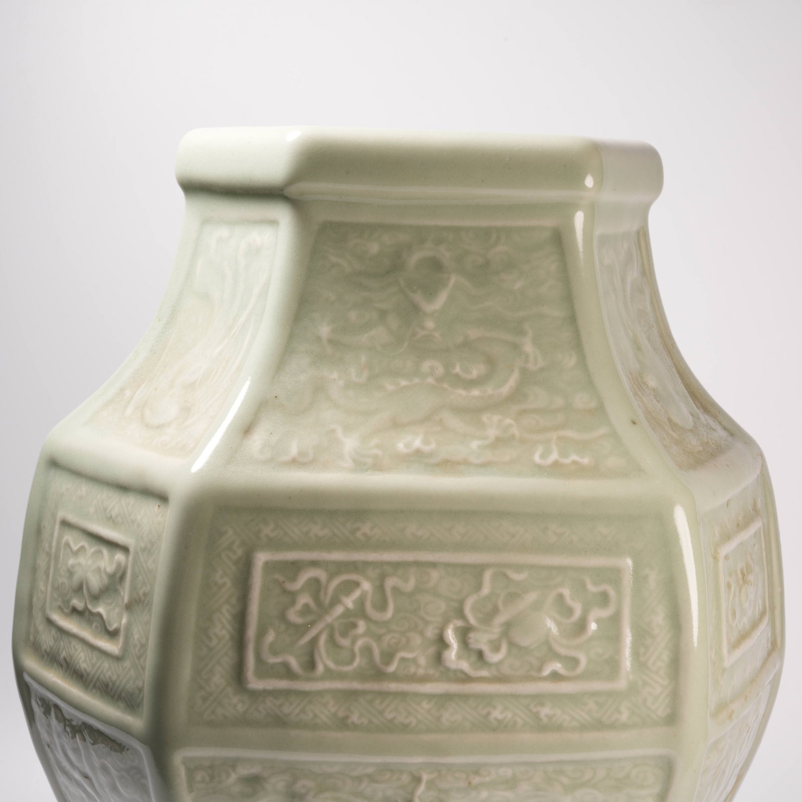 LONGQUAN CELADON HEXAGONAL JAR WITH CLOUD DRAGON PATTERN QING DYNASTY - 2