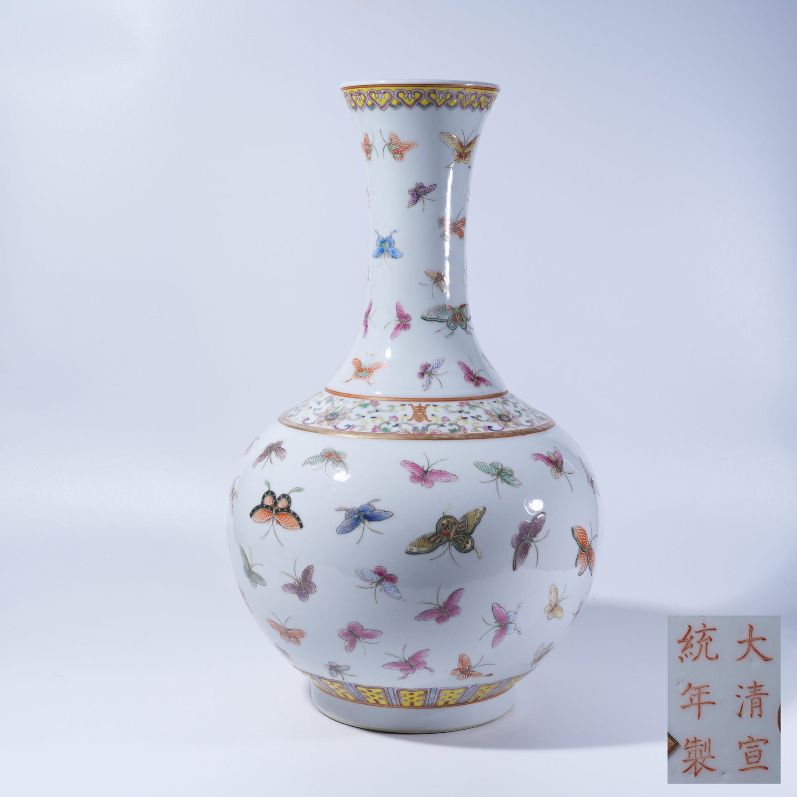 A FAMILLE ROSE APPRECIATION VASE WITH HUNDRED BUTTERFLY PATTERN (1 of 9)