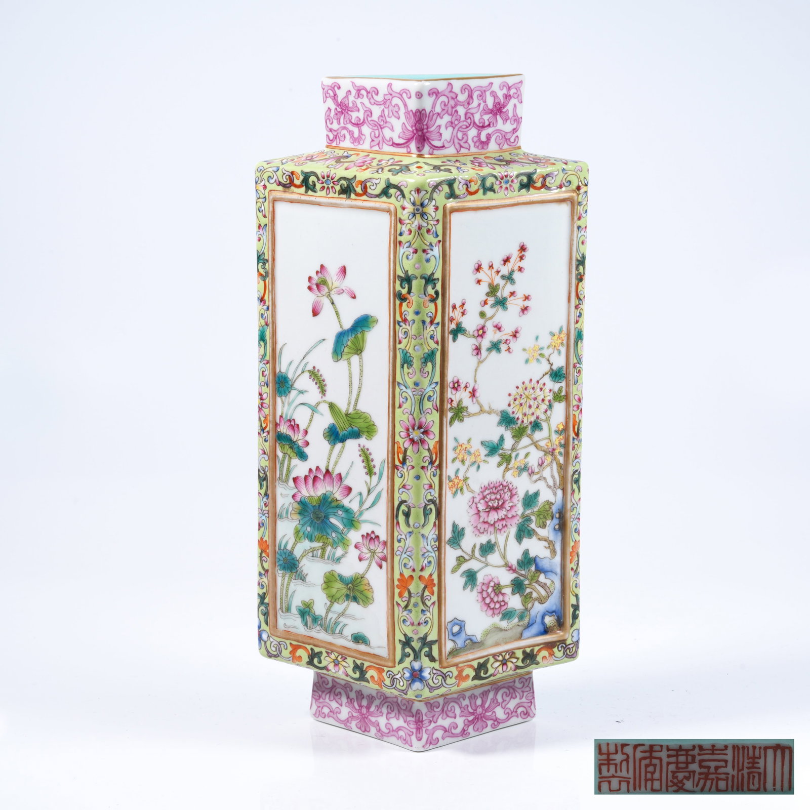 A WALL VASE WITH FLORAL PATTERN IN FAMILLE ROSE: Wall Vase with Floral Pattern in Famille Rose