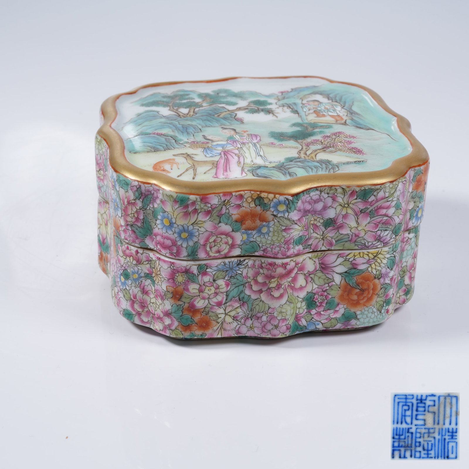 A BEGONIA-SHAPED COVERED BOX WITH FIGURE STORY PATTERN IN FALANGCAI: Begonia-shaped Covered Box with Figure Story Pattern in Falangcai