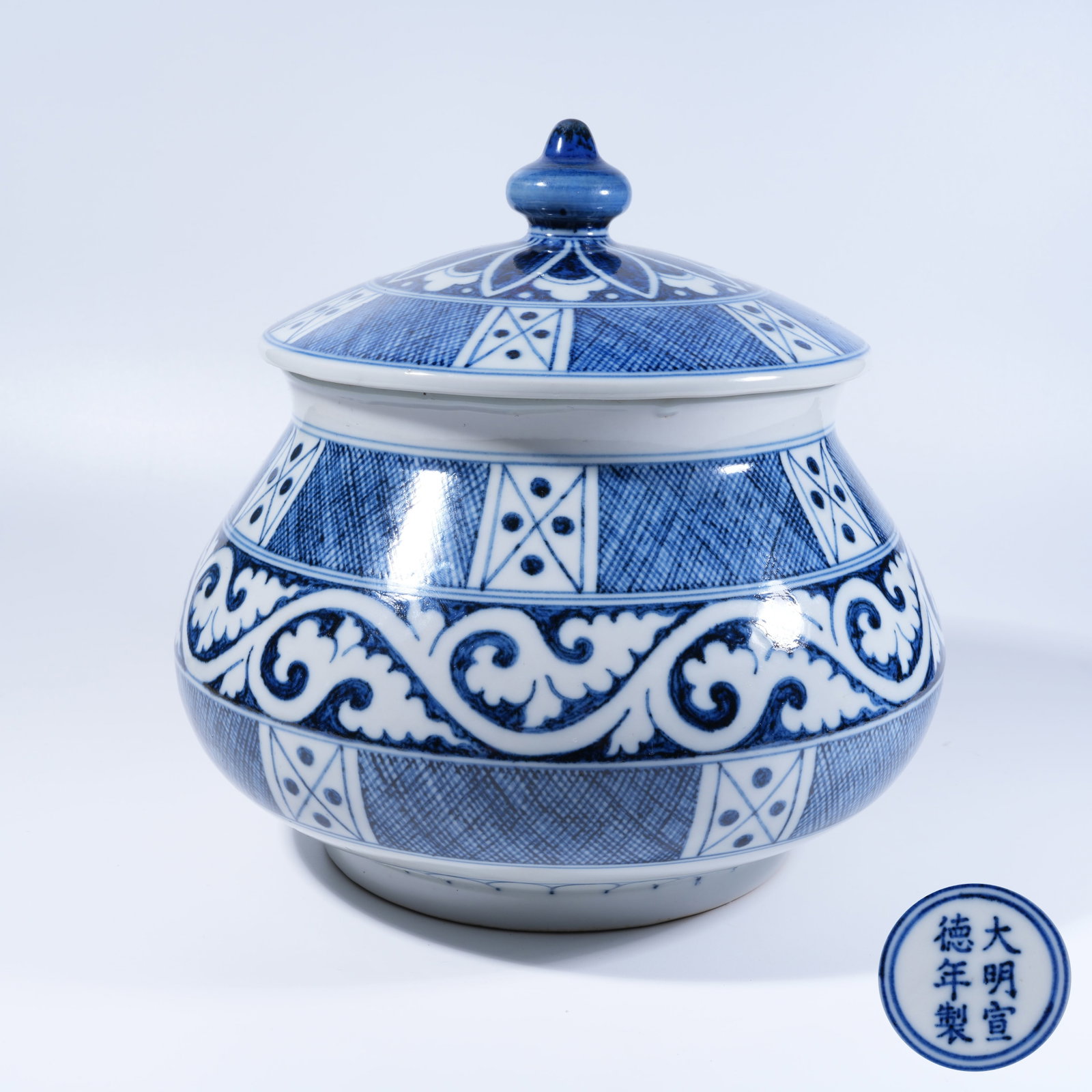 A BLUE AND WHITE FISH BASKET COVERED JAR (1 of 10)