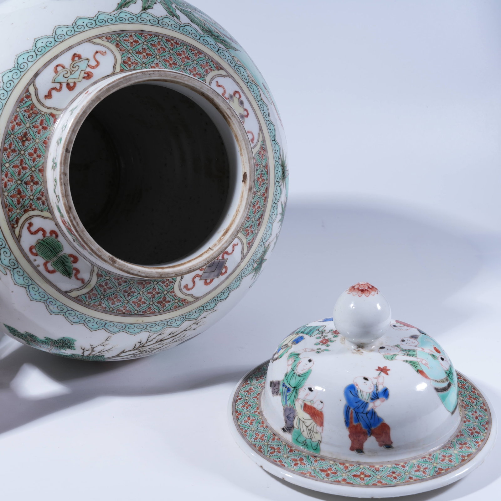 A WUCAI GENERAL JAR WITH COURTYARD TUTORIAL SCENE PATTERN - 8