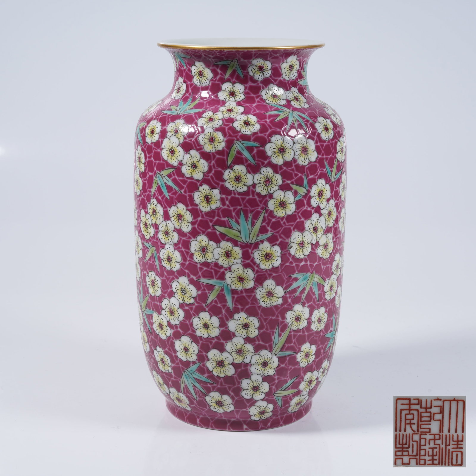 A FAMILLE ROSE MALLET VASE WITH FLORAL PATTERN: Famille Rose Mallet Vase with Floral Pattern