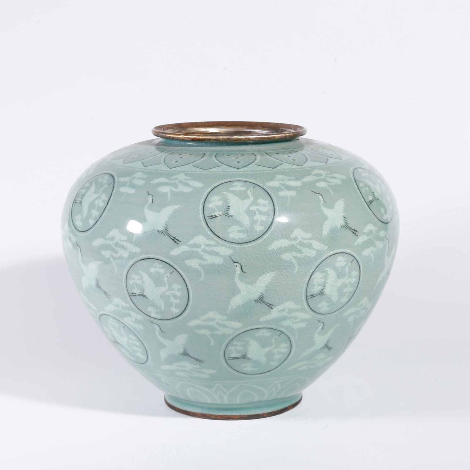 A KOREAN PORCELAIN JAR (1 of 9)