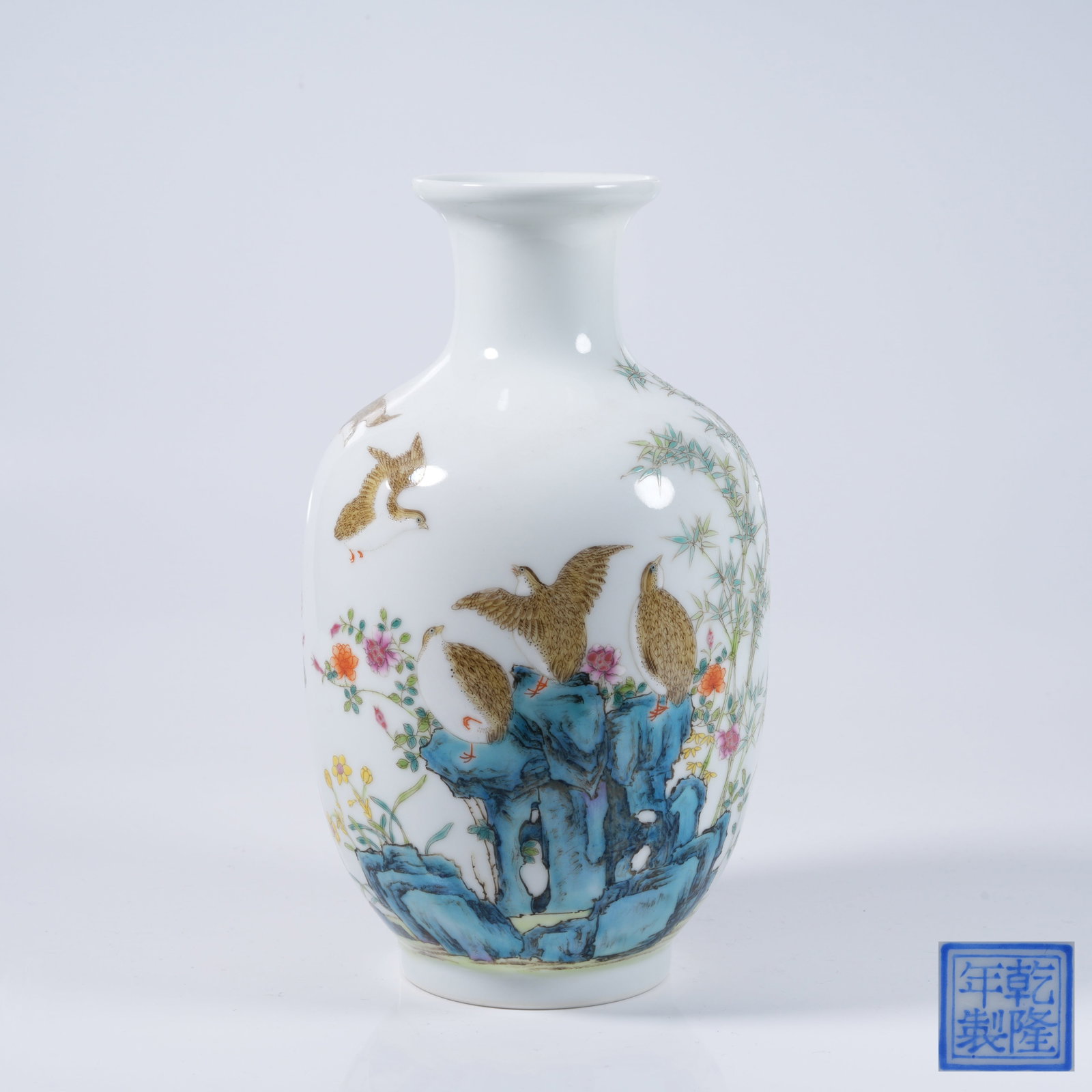 A APPRECIATION VASE WITH FLOWER AND BIRD PATTERN IN FALANGCAI: Appreciation Vase with Flower and Bird Pattern in Falangcai