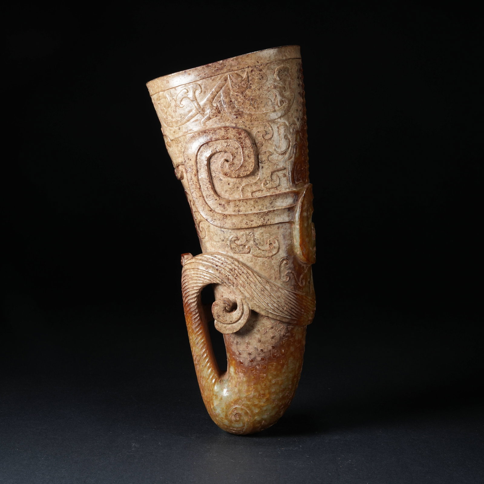 A ANCIENT JADE DRAGON PATTERN HORN CUP (1 of 9)