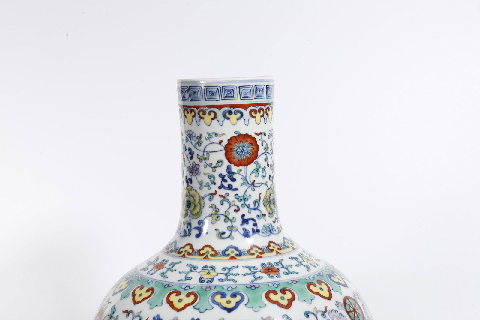 A DOUCAI INTERLOCKING FLORAL PATTERN CELESTIAL SPHERE VASE - 2