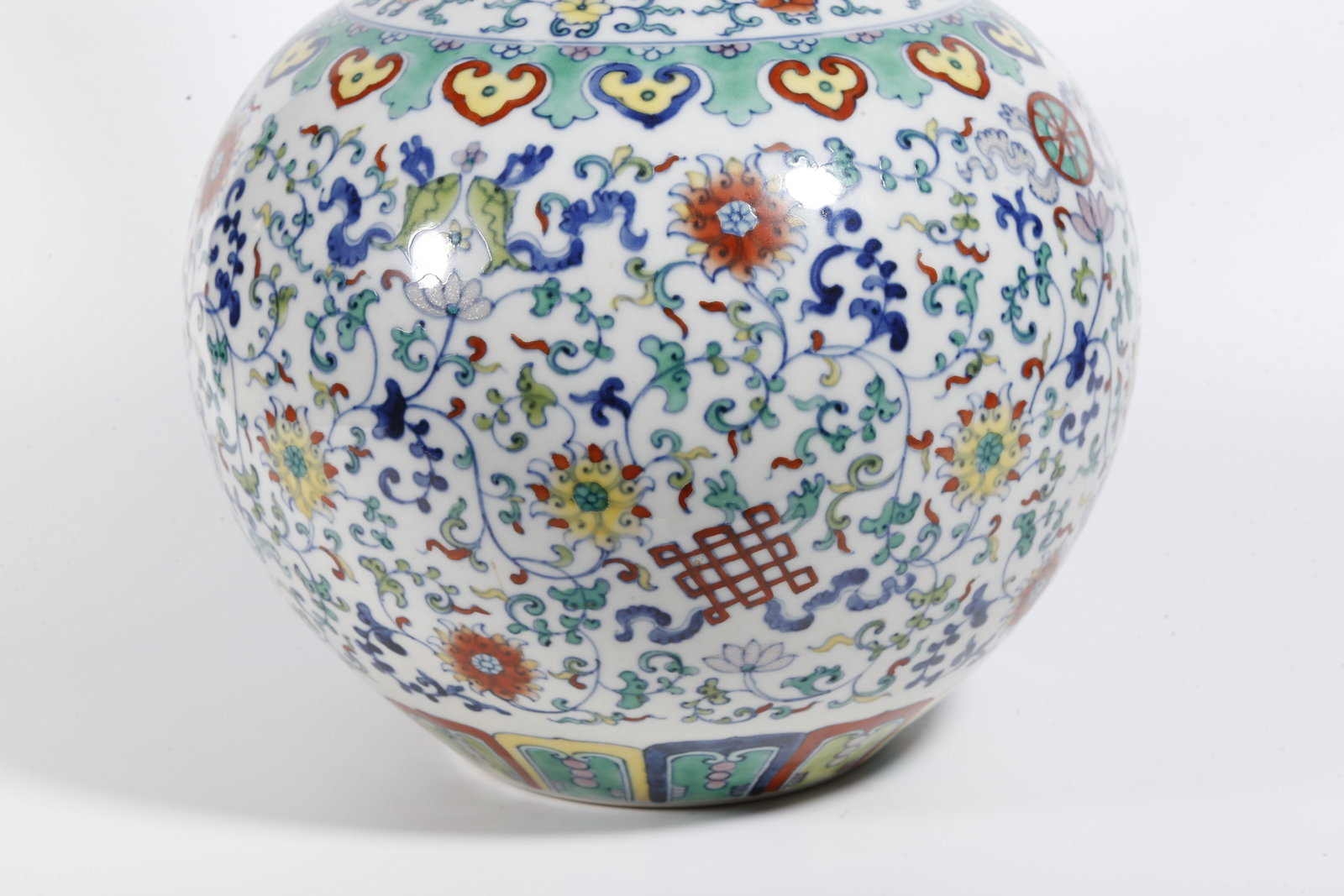 A DOUCAI INTERLOCKING FLORAL PATTERN CELESTIAL SPHERE VASE - 3