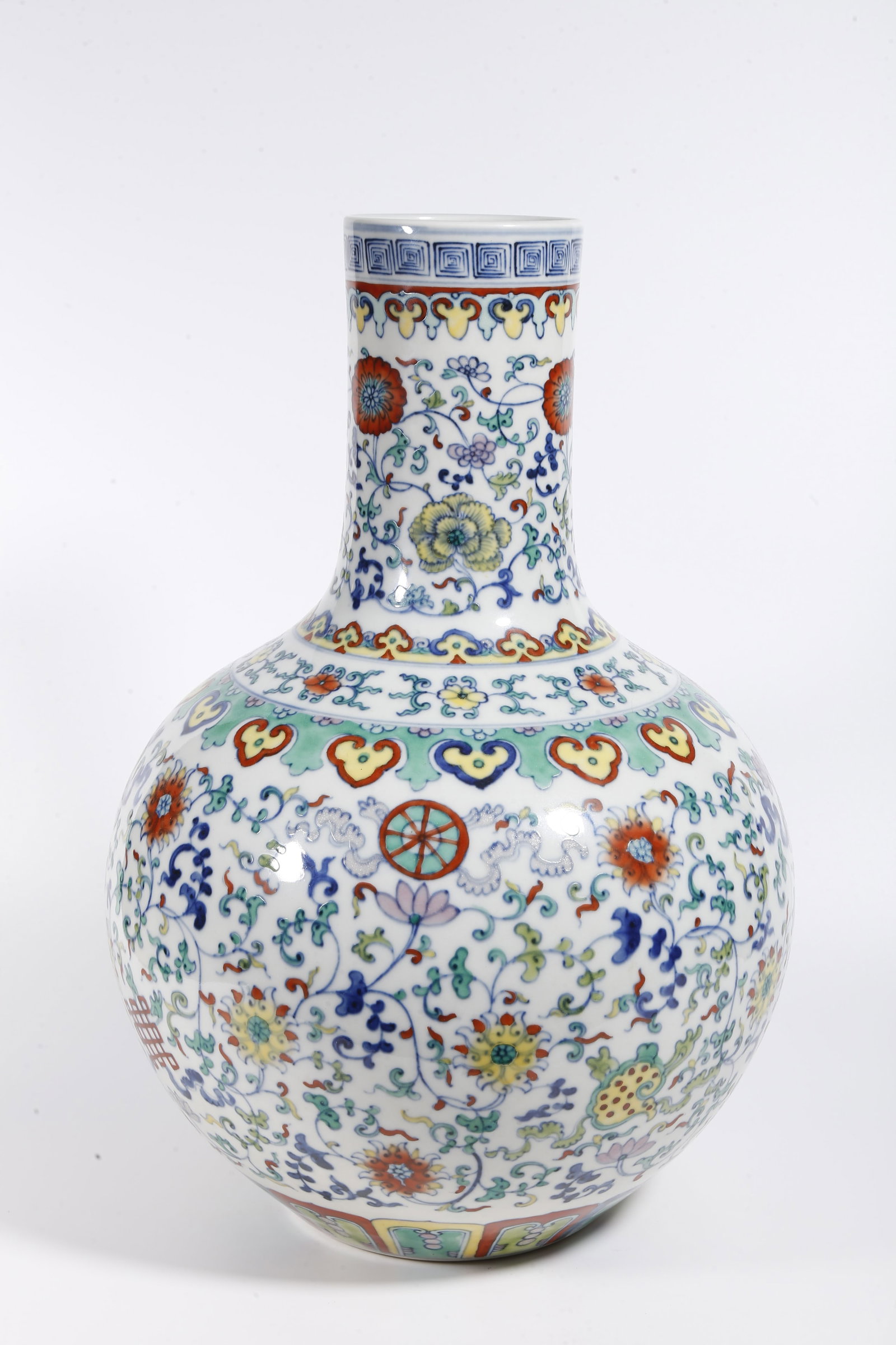 A DOUCAI INTERLOCKING FLORAL PATTERN CELESTIAL SPHERE VASE - 4