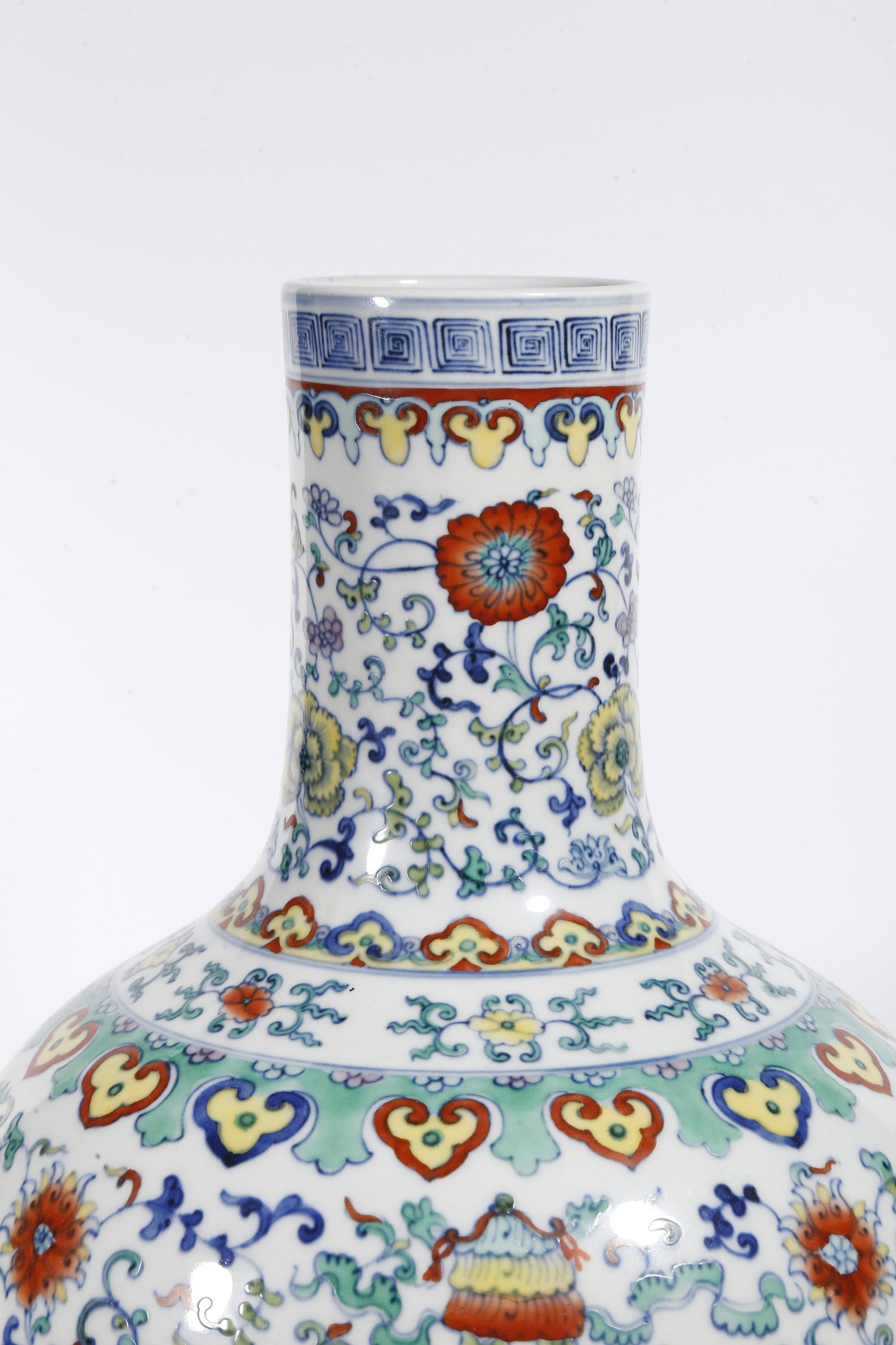 A DOUCAI INTERLOCKING FLORAL PATTERN CELESTIAL SPHERE VASE - 7