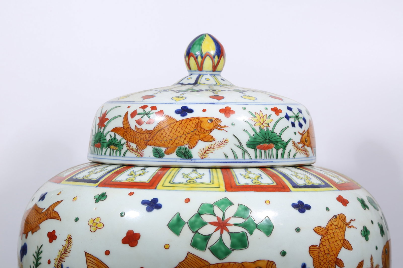 A WUCAI "FISH AND ALGAE" PATTERN LARGE JAR - 2