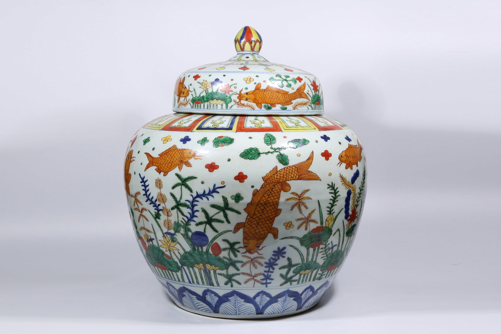 A WUCAI "FISH AND ALGAE" PATTERN LARGE JAR - 7