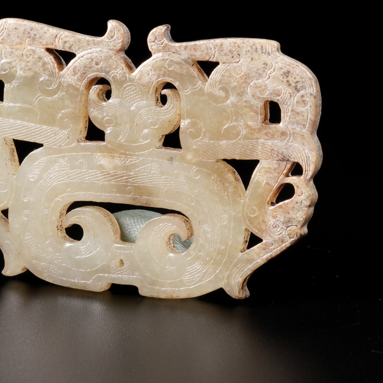 A ARCHAIC JADE DRAGON-PATTERN PENDANT - 2