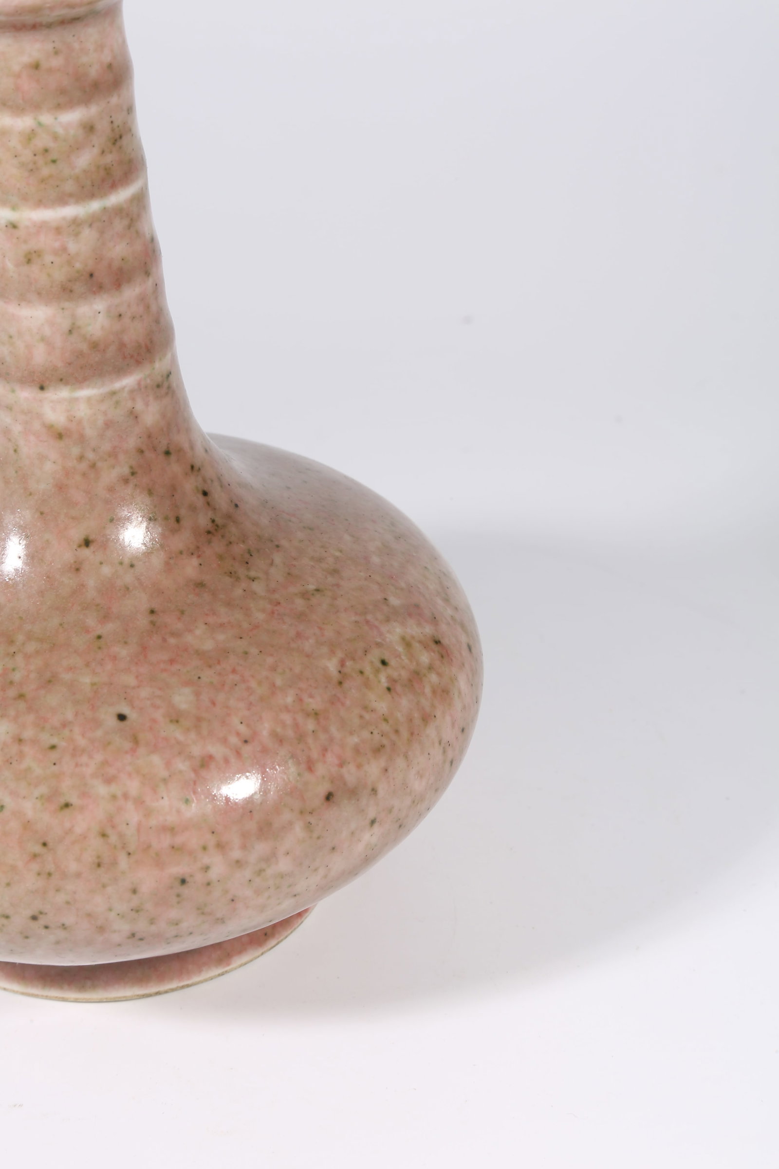 A KIDNEY BEAN RED GLAZE STRING PATTERN LONG-NECK VASE - 7