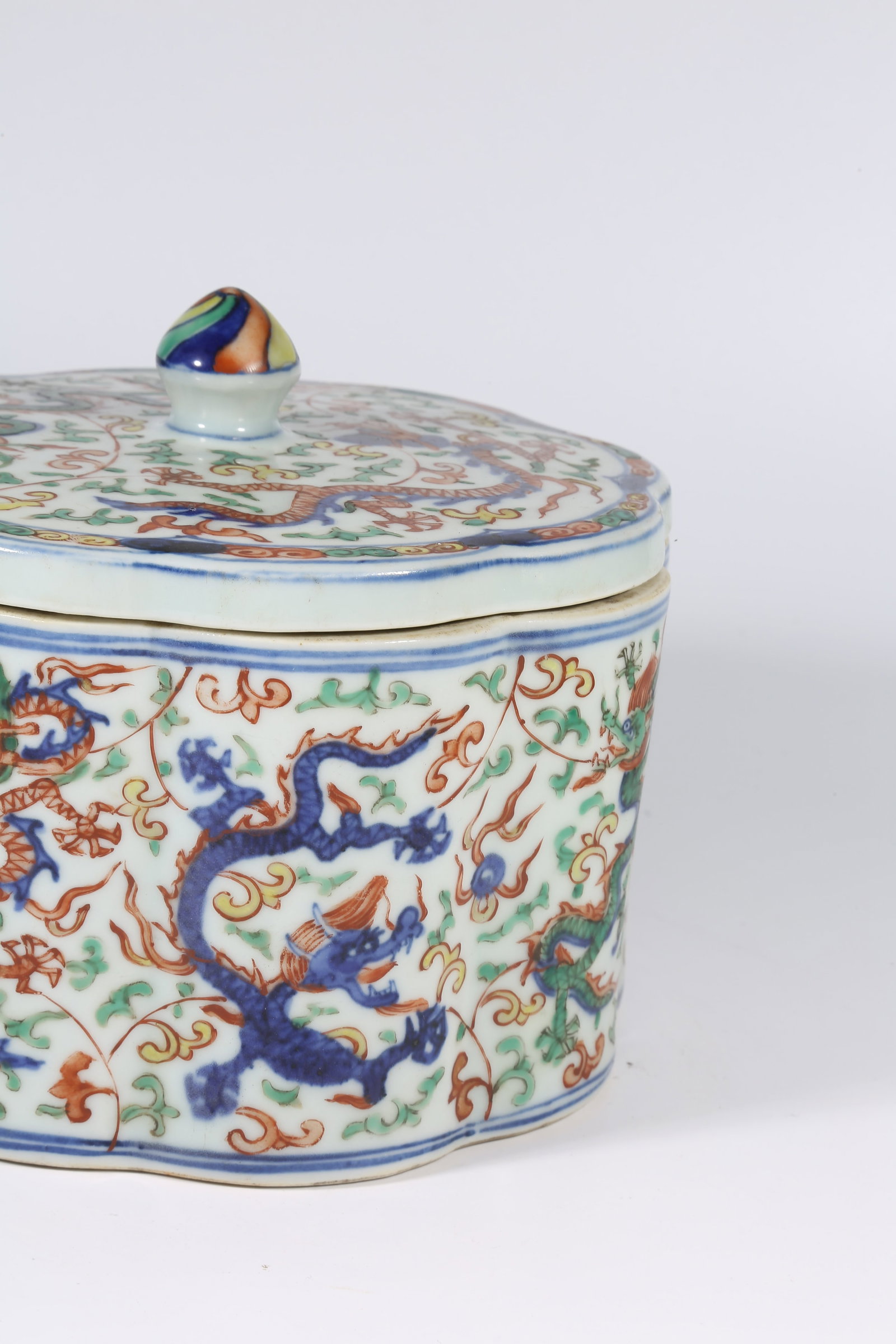 A WUCAI DRAGON PATTERN COVERED JAR - 7