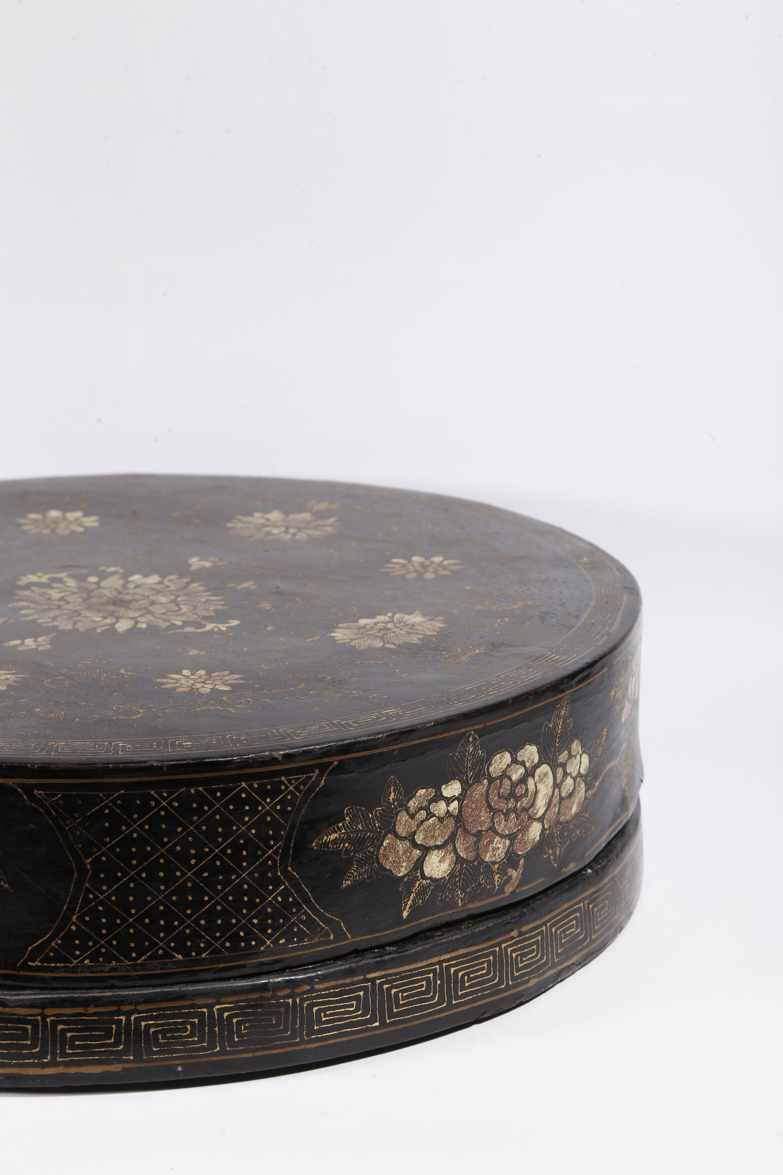 A GILT LACQUER COVERED BOX WITH INTERLOCKING FLORAL PATTERN - 7