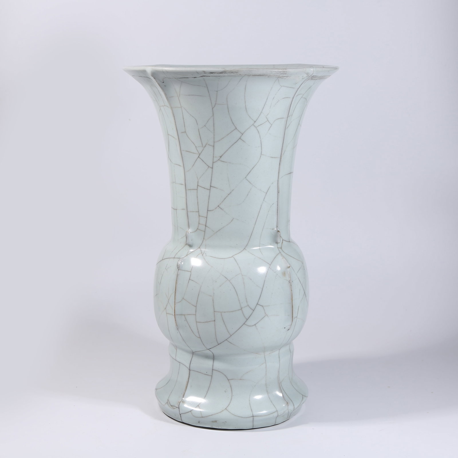 A IMPERIAL GUAN KILN FLOWER GU VASE (1 of 9)