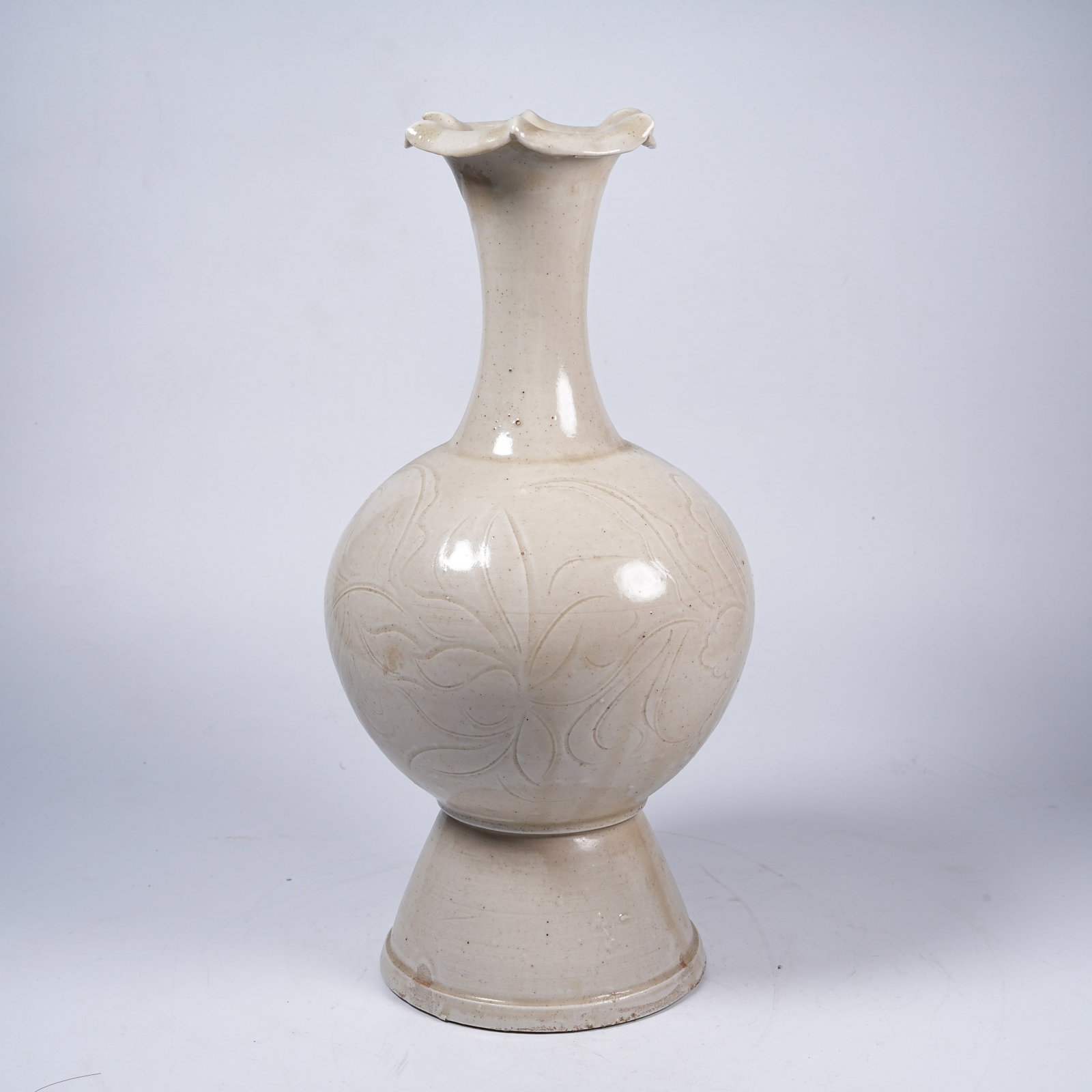 A DING WARE SUBTLY-CARVED FLORAL PATTERN FLORAL-RIMMED APPRECIATION VASE (1 of 7)