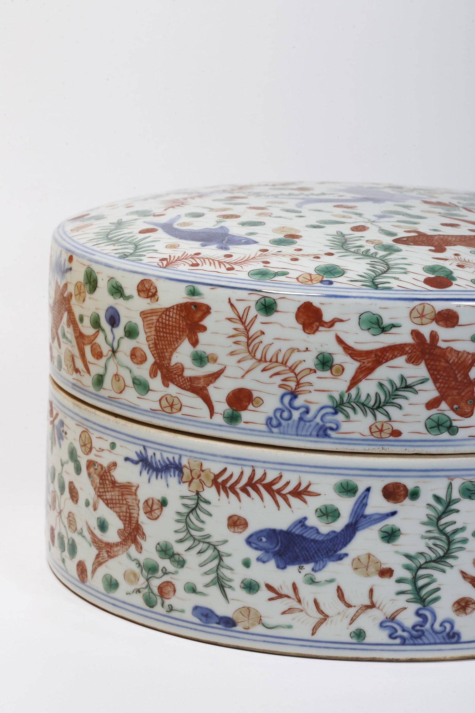 A DOUCAI FISH PATTERNED LIDDED BOX - 2