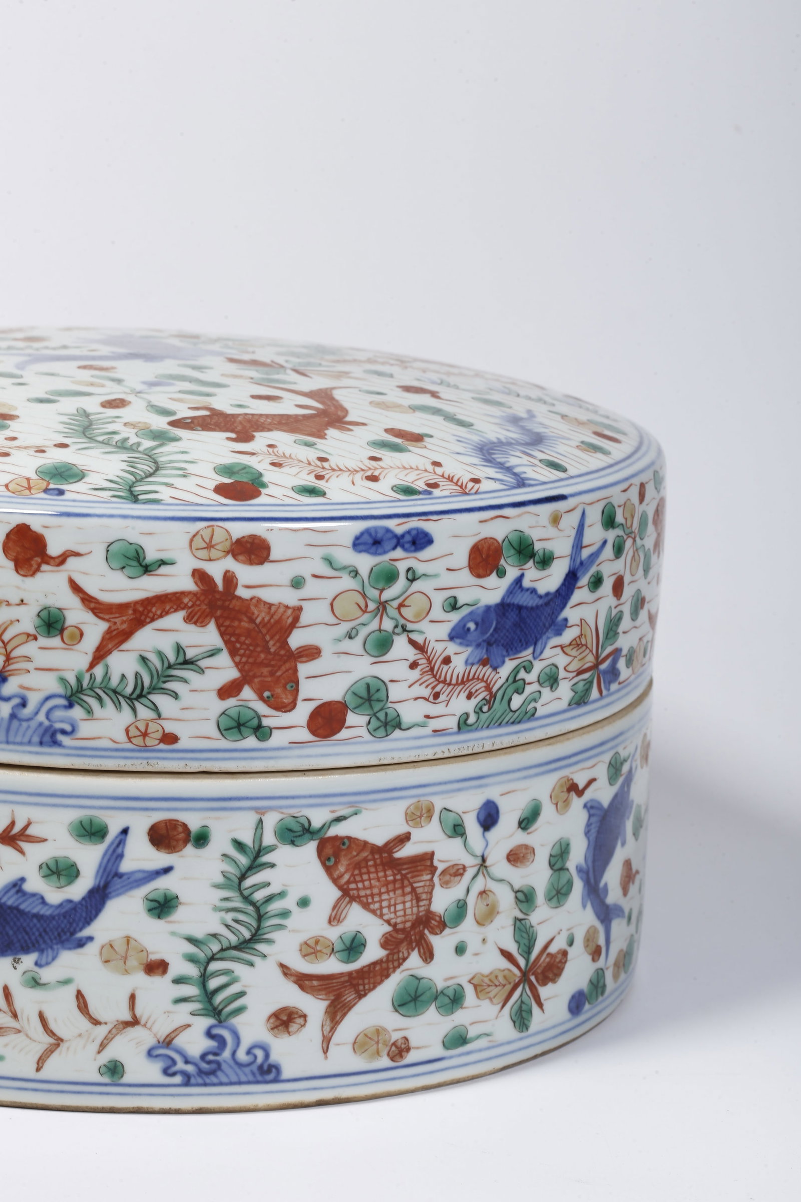 A DOUCAI FISH PATTERNED LIDDED BOX - 3