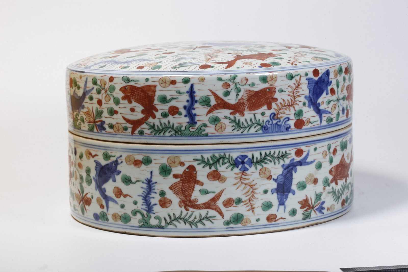 A DOUCAI FISH PATTERNED LIDDED BOX - 4