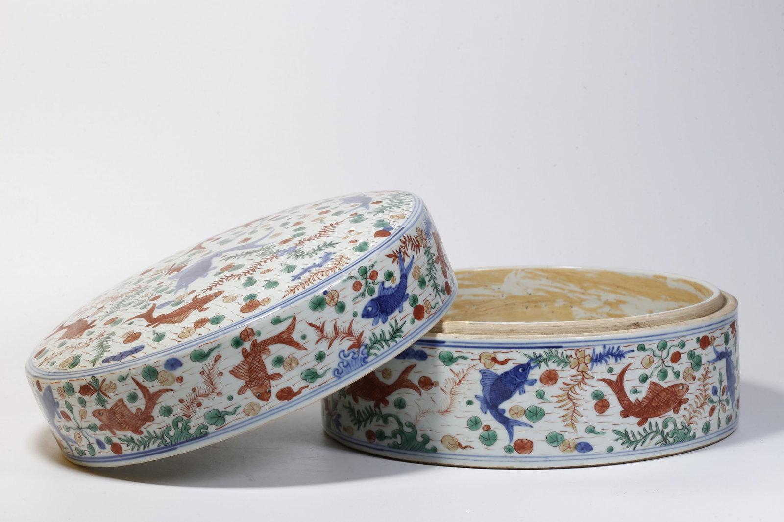 A DOUCAI FISH PATTERNED LIDDED BOX - 6