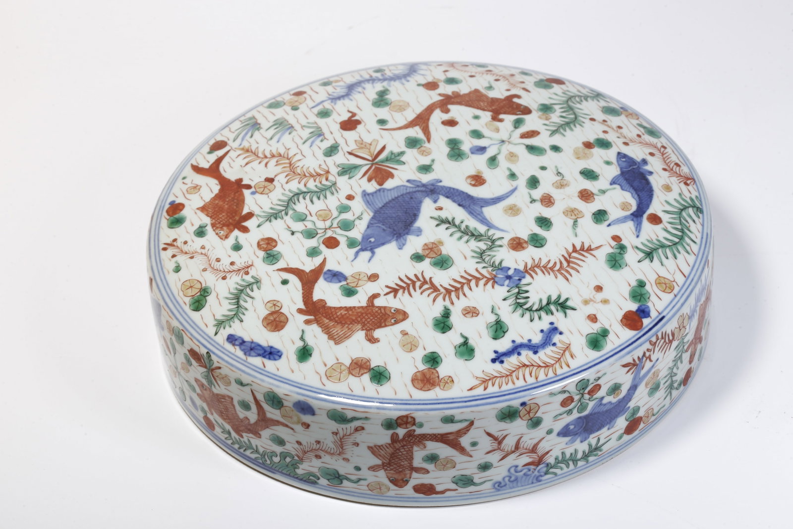 A DOUCAI FISH PATTERNED LIDDED BOX - 8