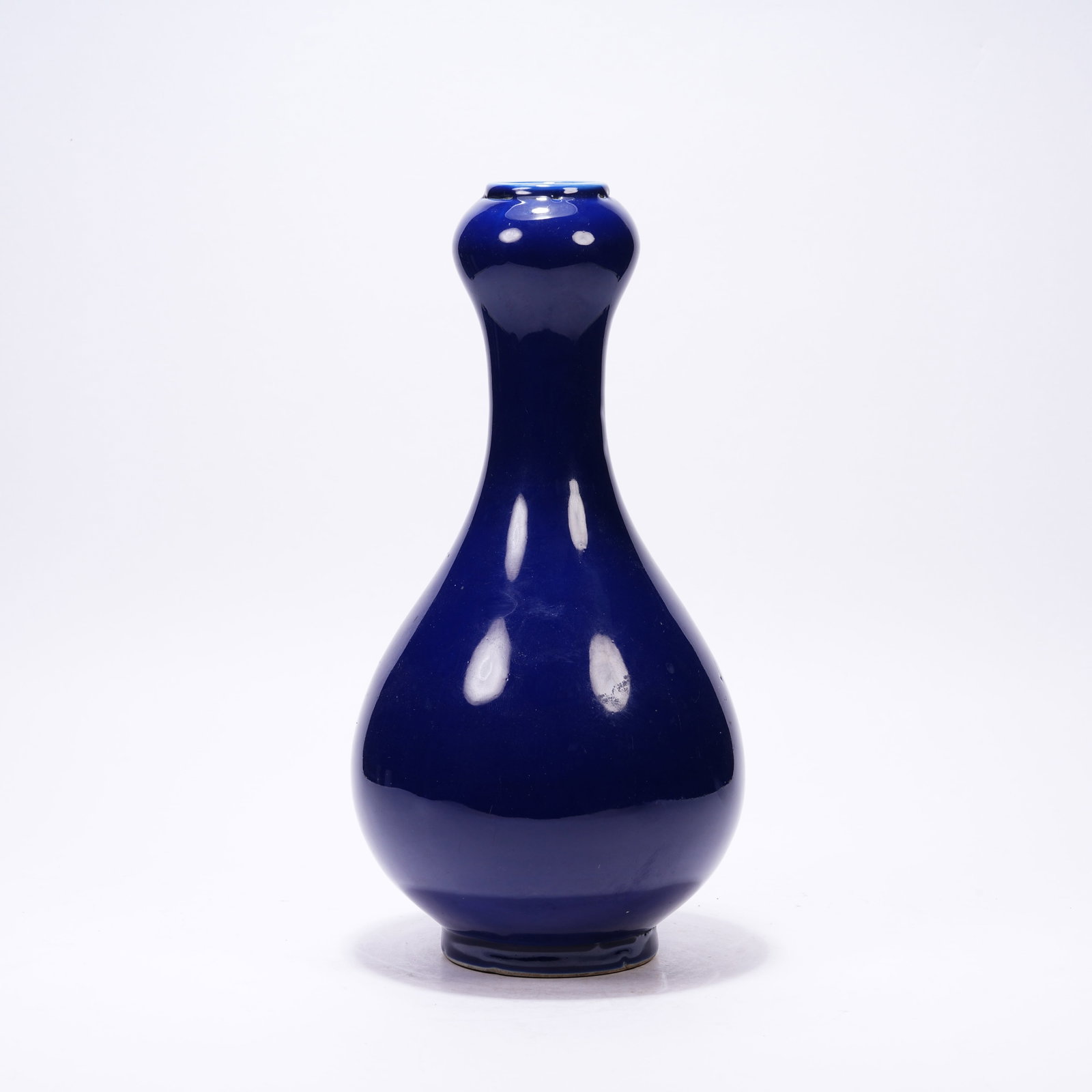 A SAPPHIRE BLUE GLAZE GARLIC-HEAD VASE: Sapphire Blue Glaze Garlic-head Vase