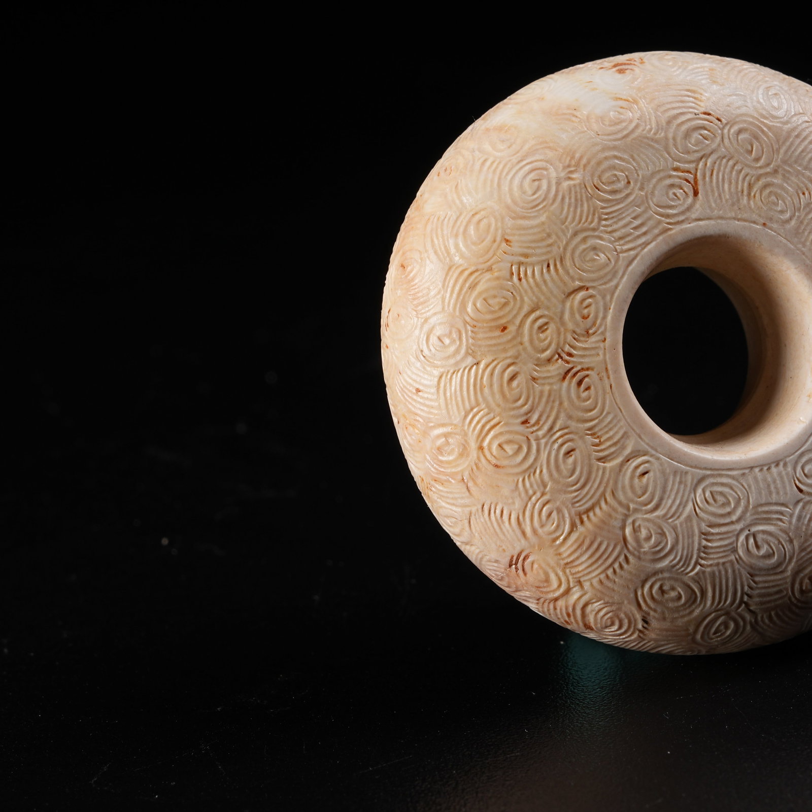 A ANCIENT JADE RING WITH HOOKED CLOUD PATTERNS - 2