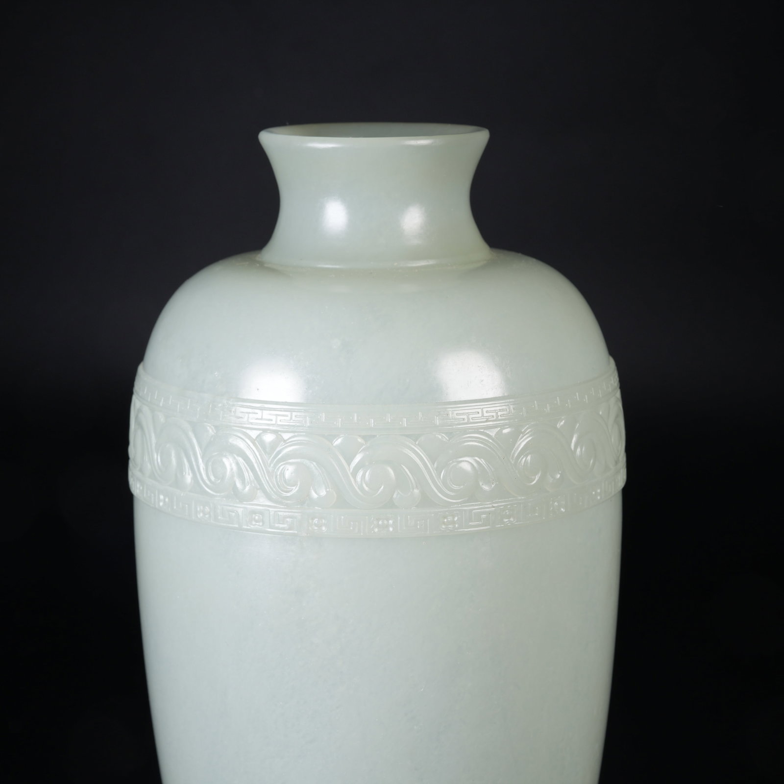 A HETIAN JADE VASE WITH INTERLOCKING FLORAL SCROLL PATTERN - 4