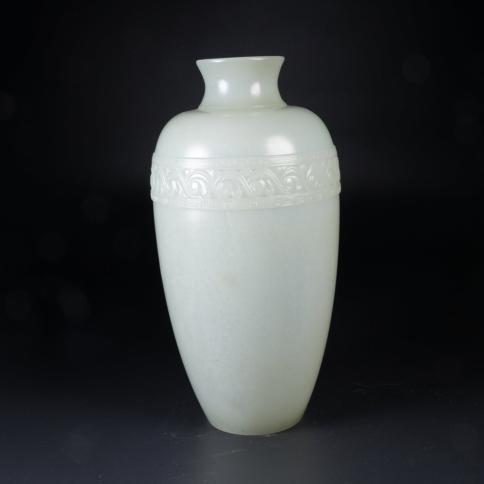 A HETIAN JADE VASE WITH INTERLOCKING FLORAL SCROLL PATTERN - 7